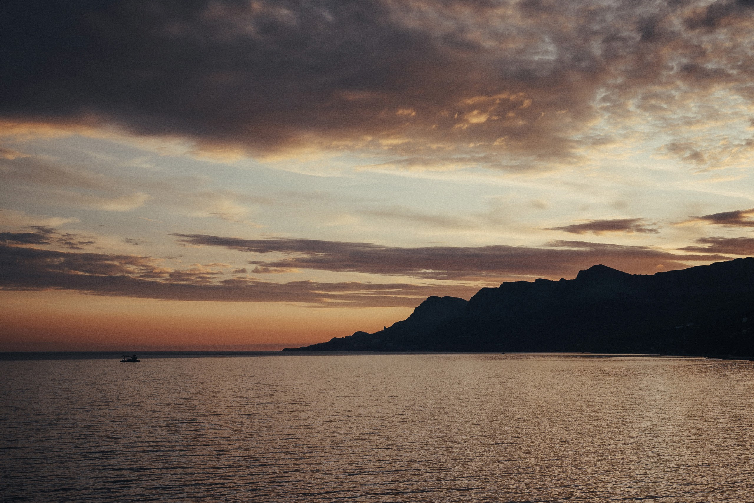 Потрясающий крымский закат, южный берег Крыма.