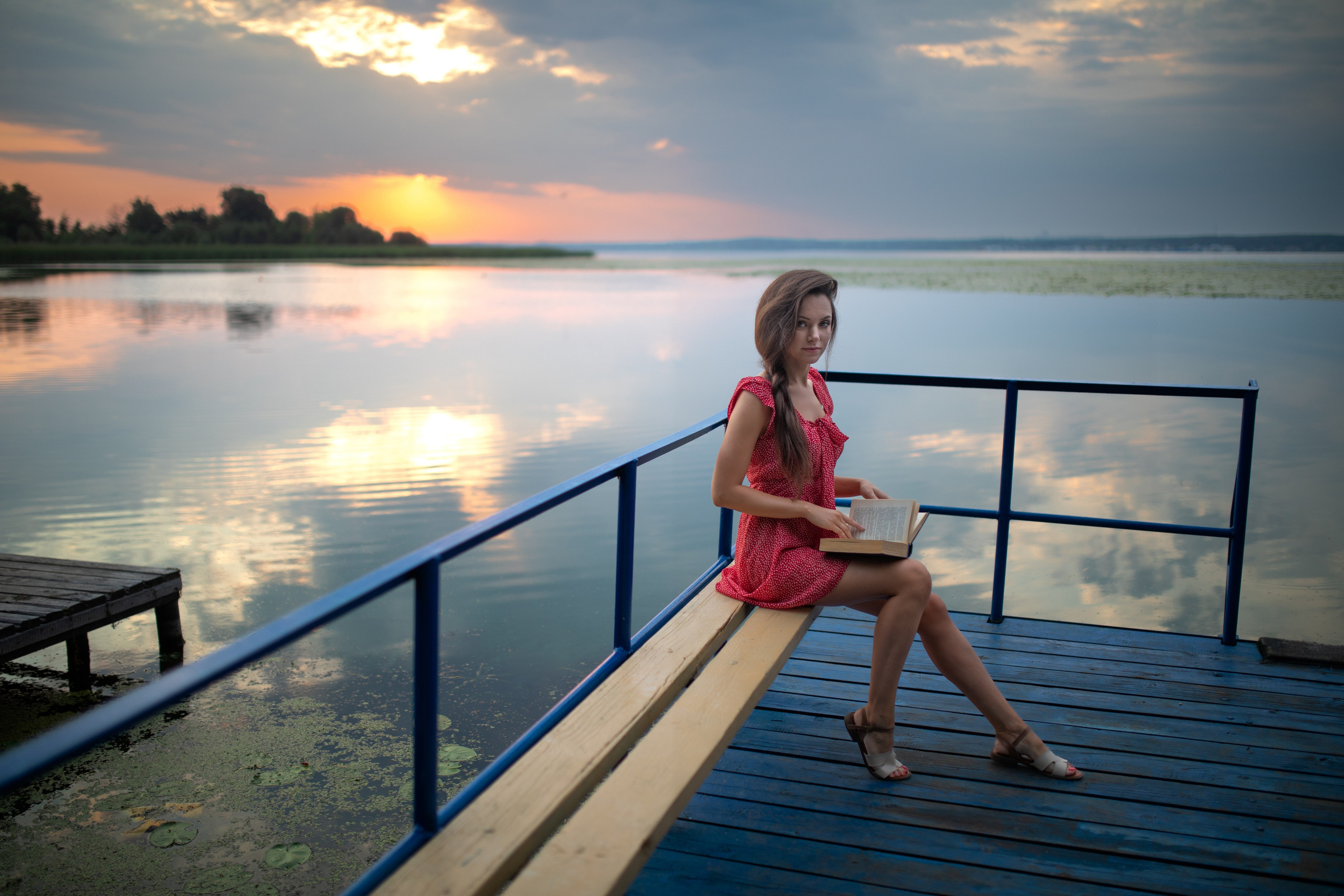 Съемка с Екатериной на рассвете на берегу реки