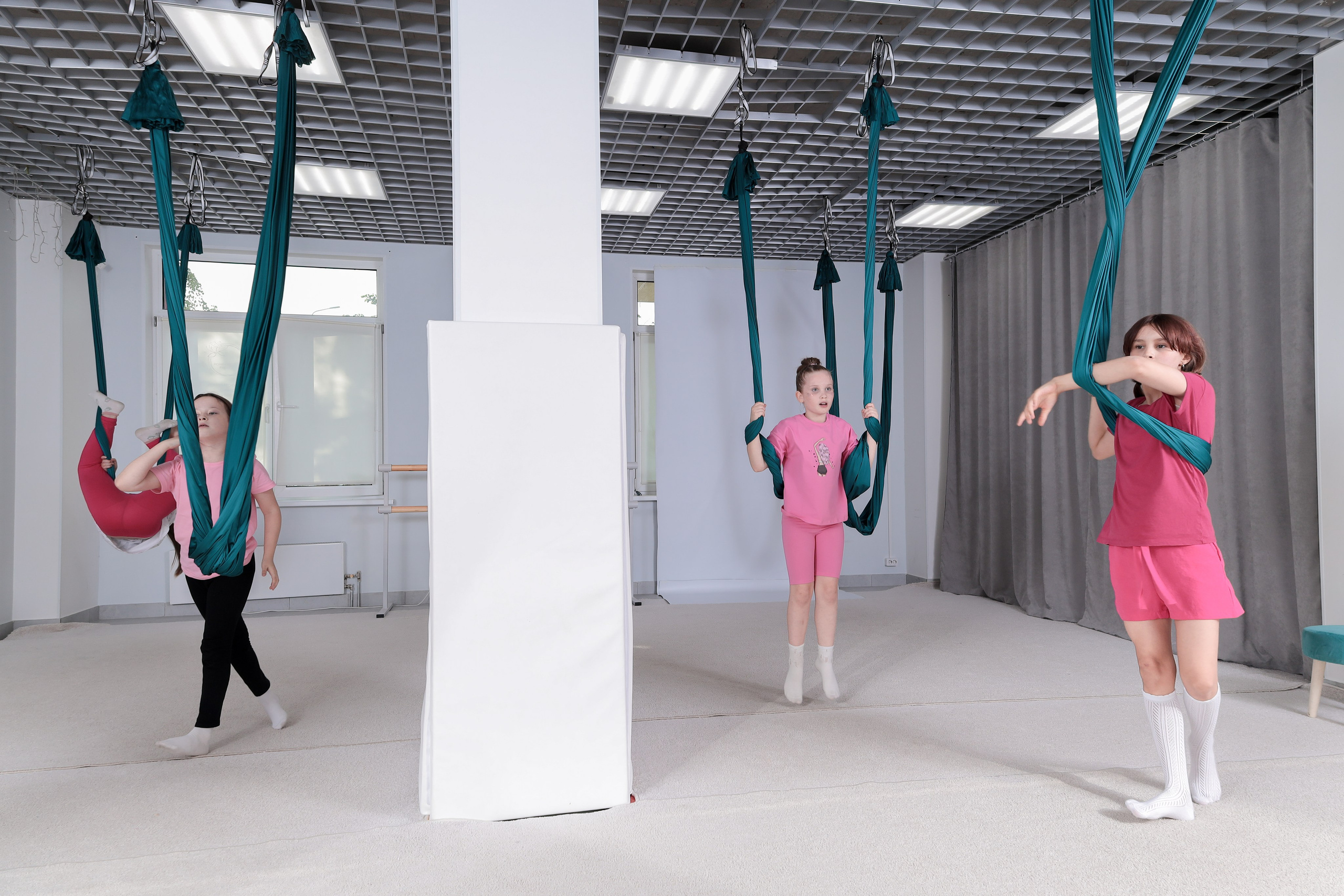 Детская аэройога. Фотограф Надршина Лилия