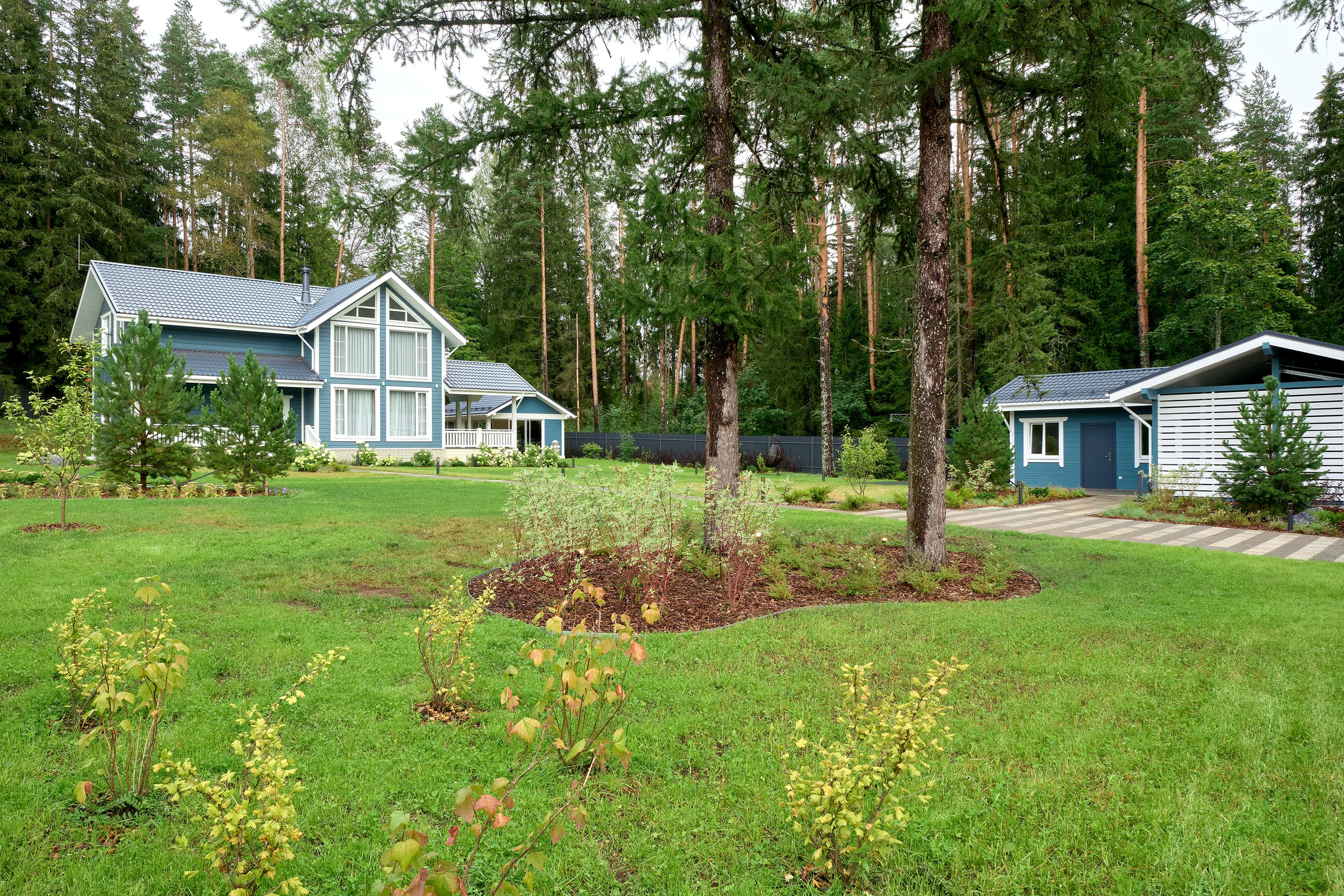 Фотосъемка реализованного проекта частного сада в Заполье для ландшафтной студии Хвоя. Фотограф Наталья Соловьева