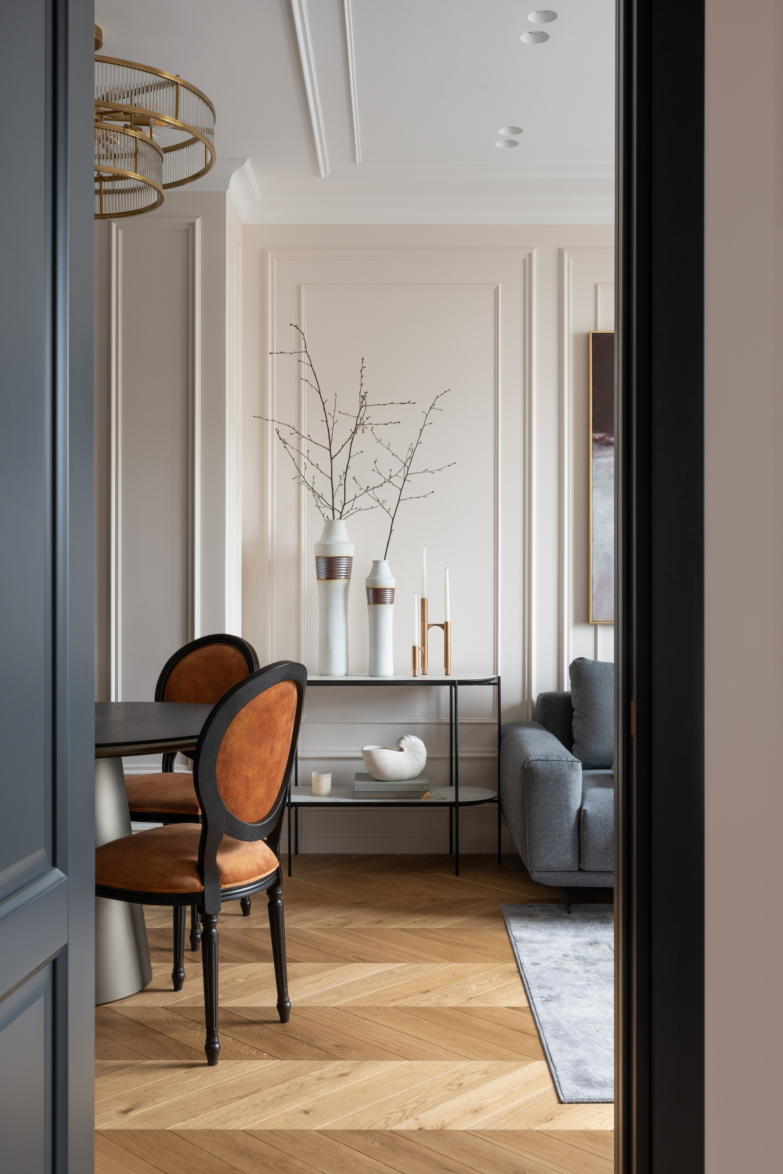 Кухня-гостиная в нейтральных тонах с обеденной зоной и акцентной люстрой — проект для молодой пары в ЖК «ALTER», Санкт-Петербург.