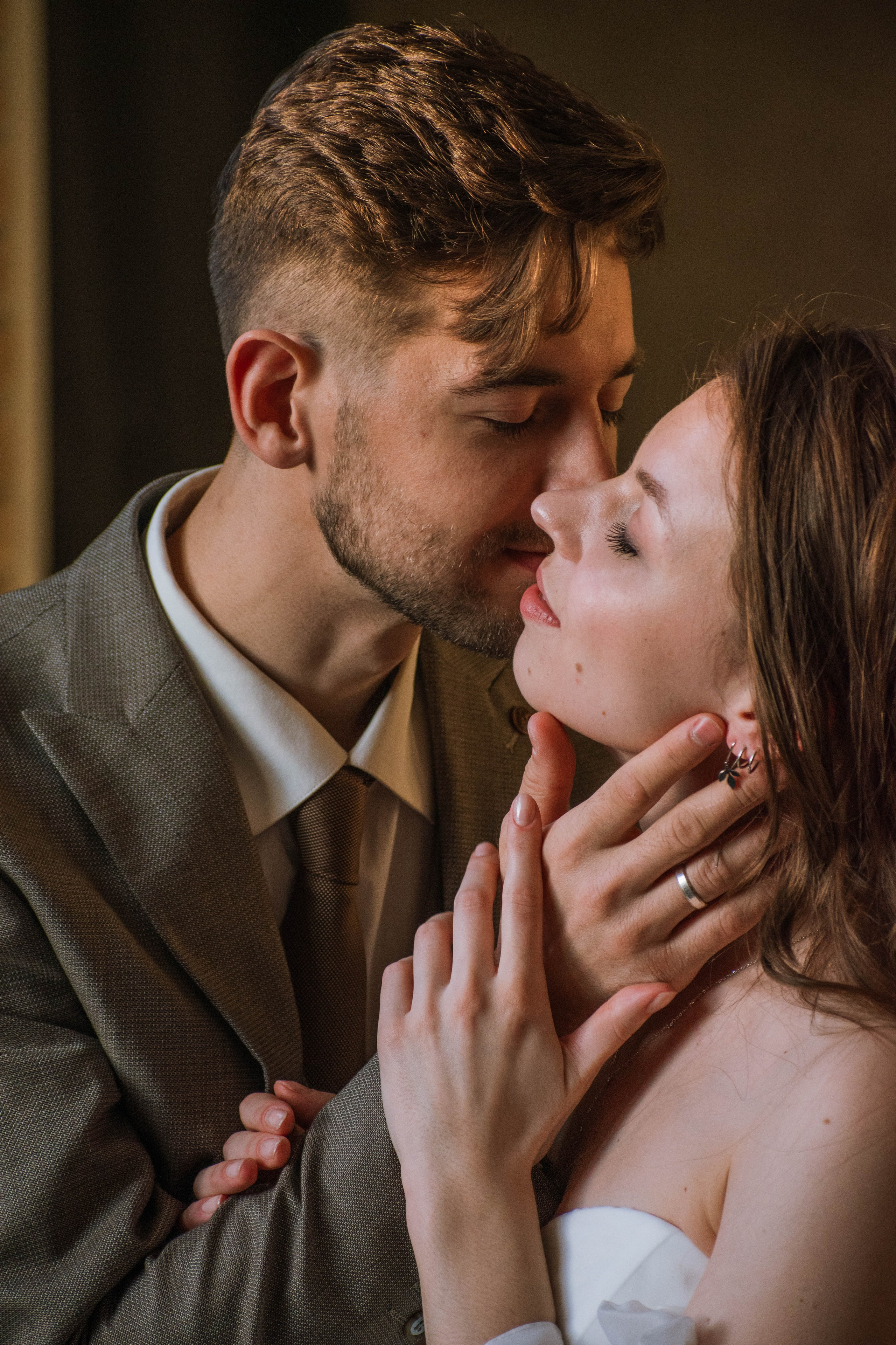 Свадебная фотосессия в Екатеринбурге – жених и невеста на фотосессии в студии