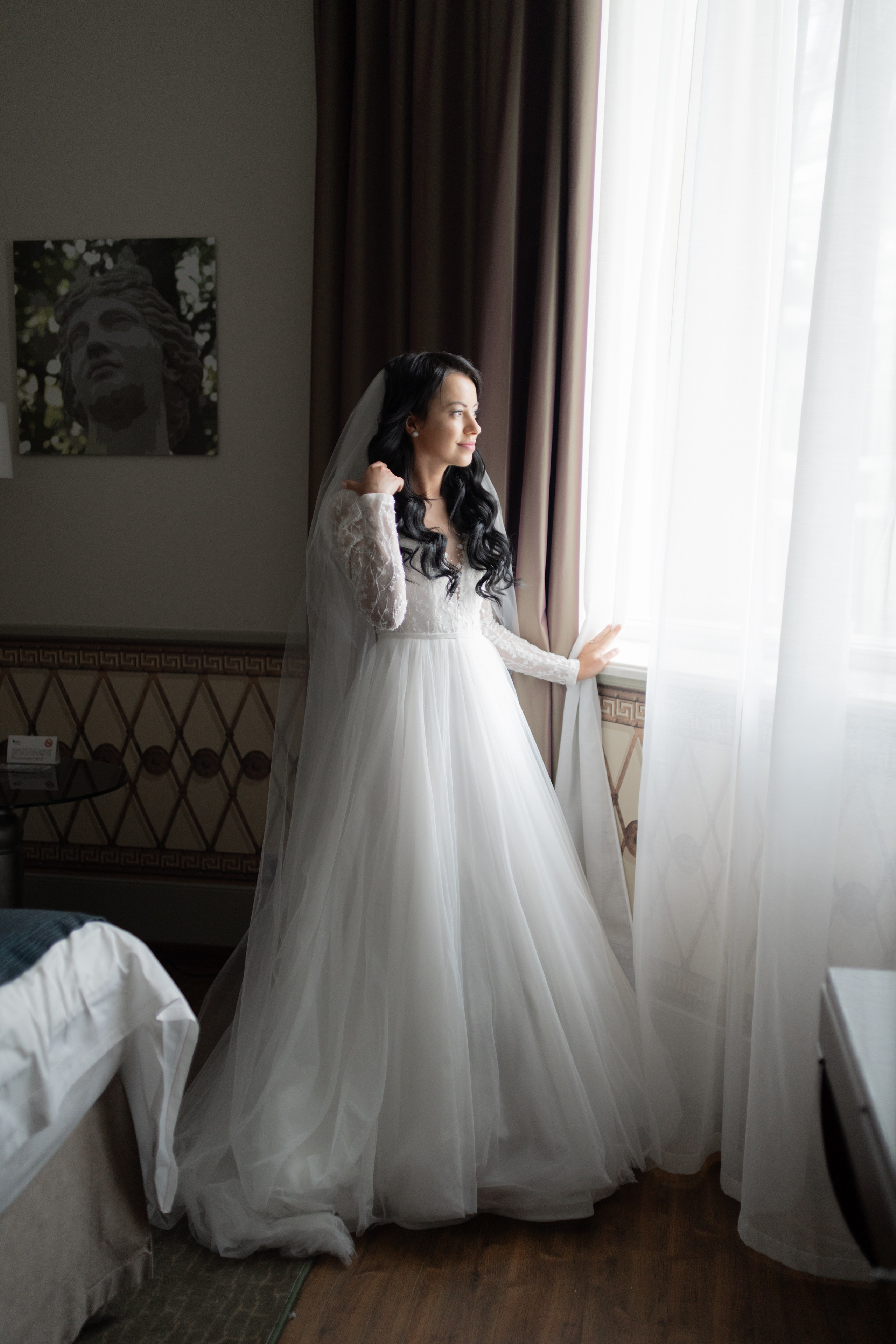 свадебная фотосессия невесты в отеле в отеле Индиго на свадебной фотосессии