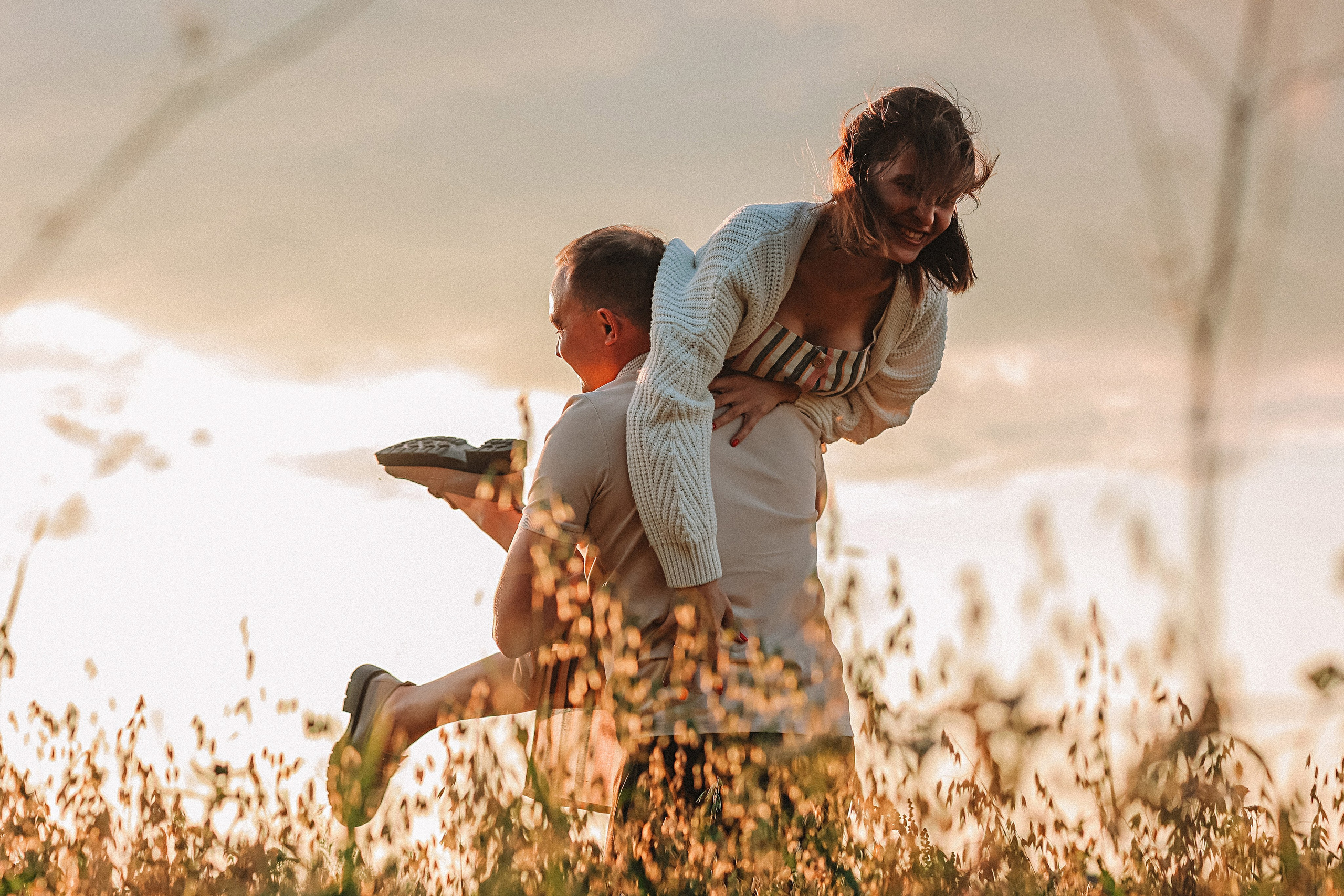 Поле love story на закате. Семейный фотограф Тюмень, фотограф на роды Салмина Мария