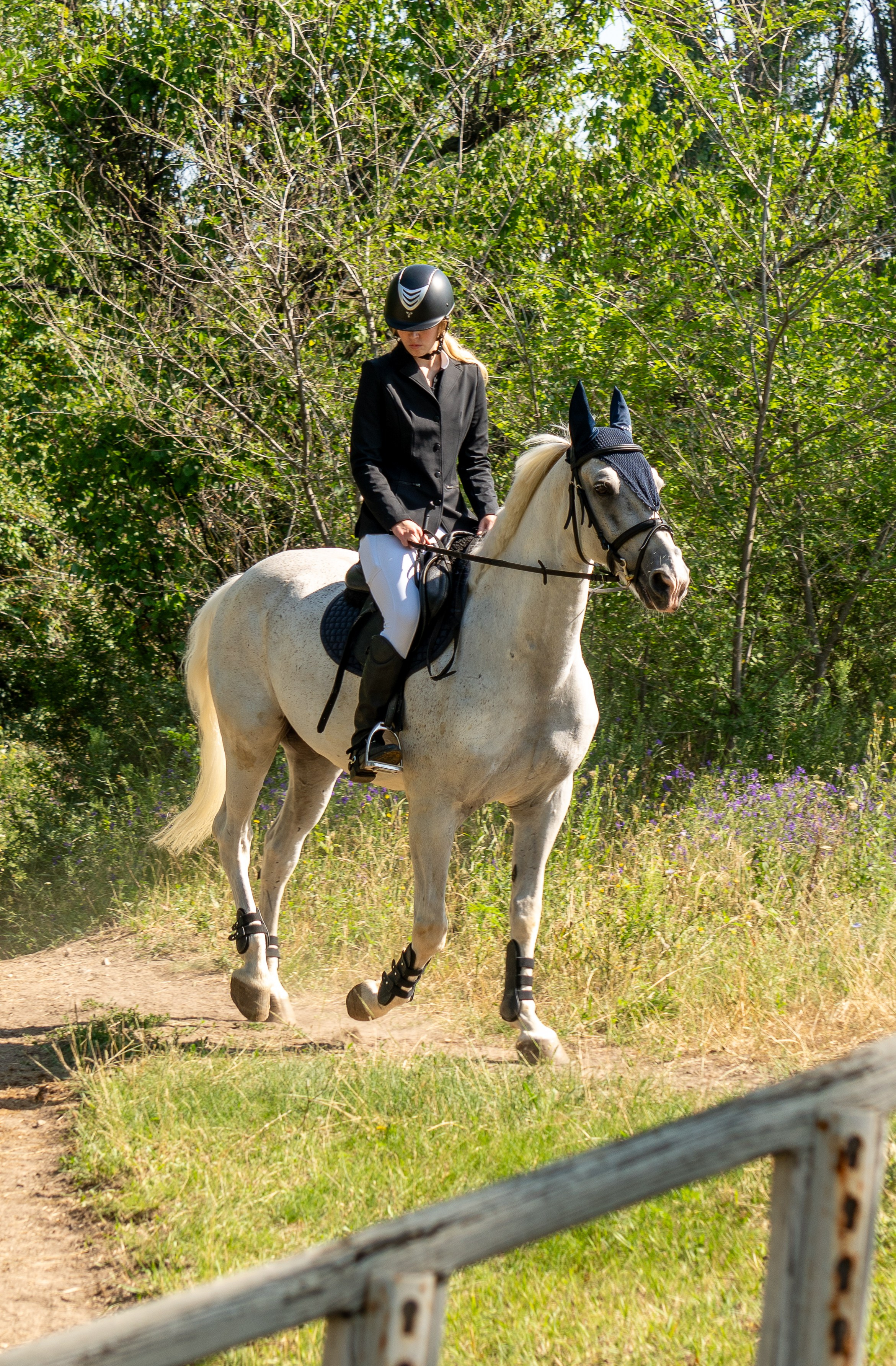 Жокей на белой лошади на иподроме Луганска, соревнование по конкуру Луганск, конный спорт, форма жокея, культурная жизнь Луганска, спортивное мероприятие