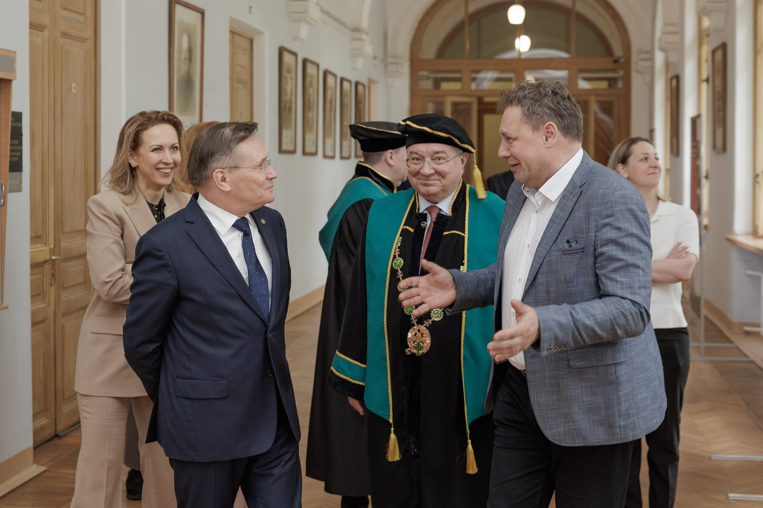 Вручение мантии Алексею Лихачёву. Cup of Bib