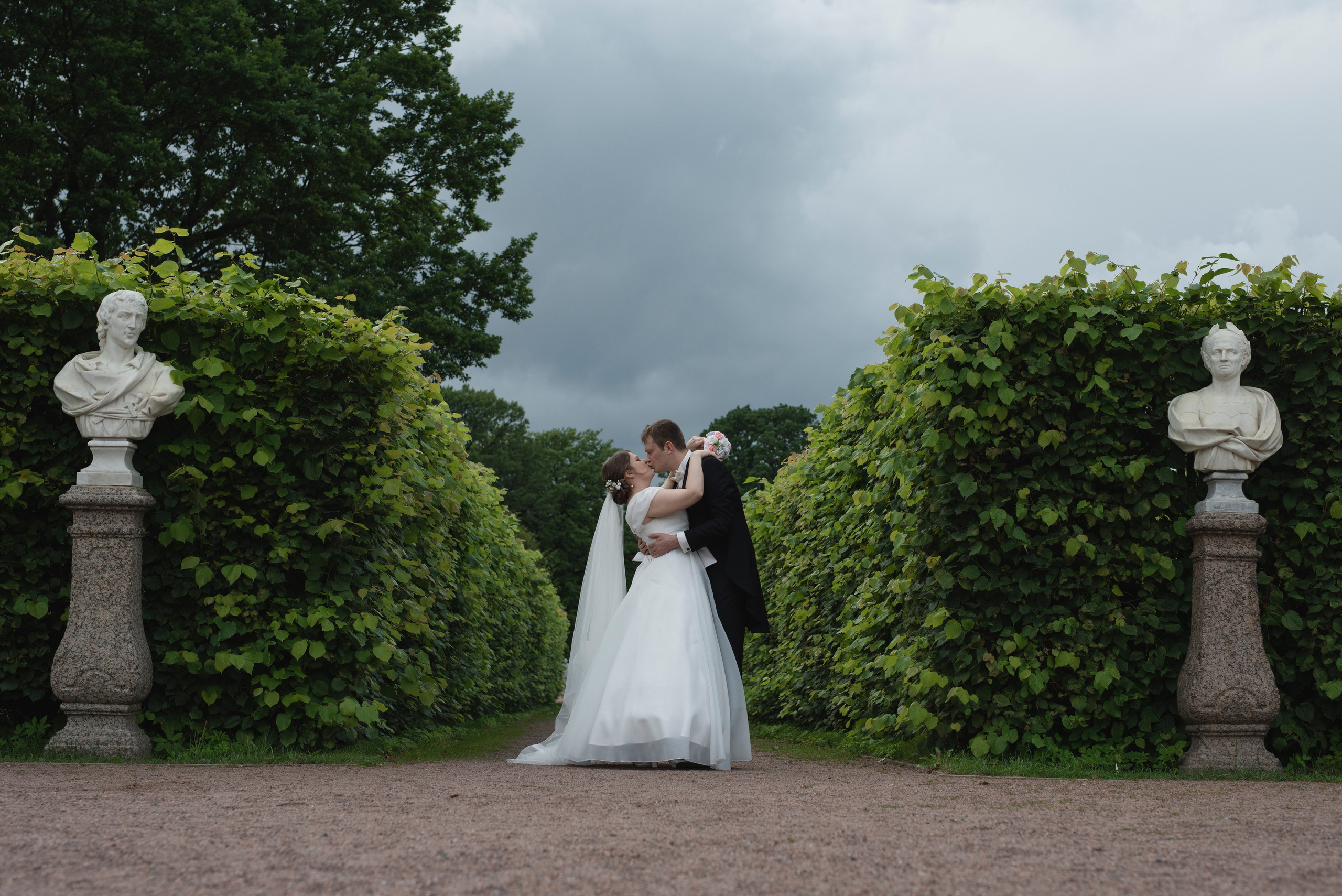 Свадебная фотосессия в Кусково. Жених с невестой возле мраморных бюстов 