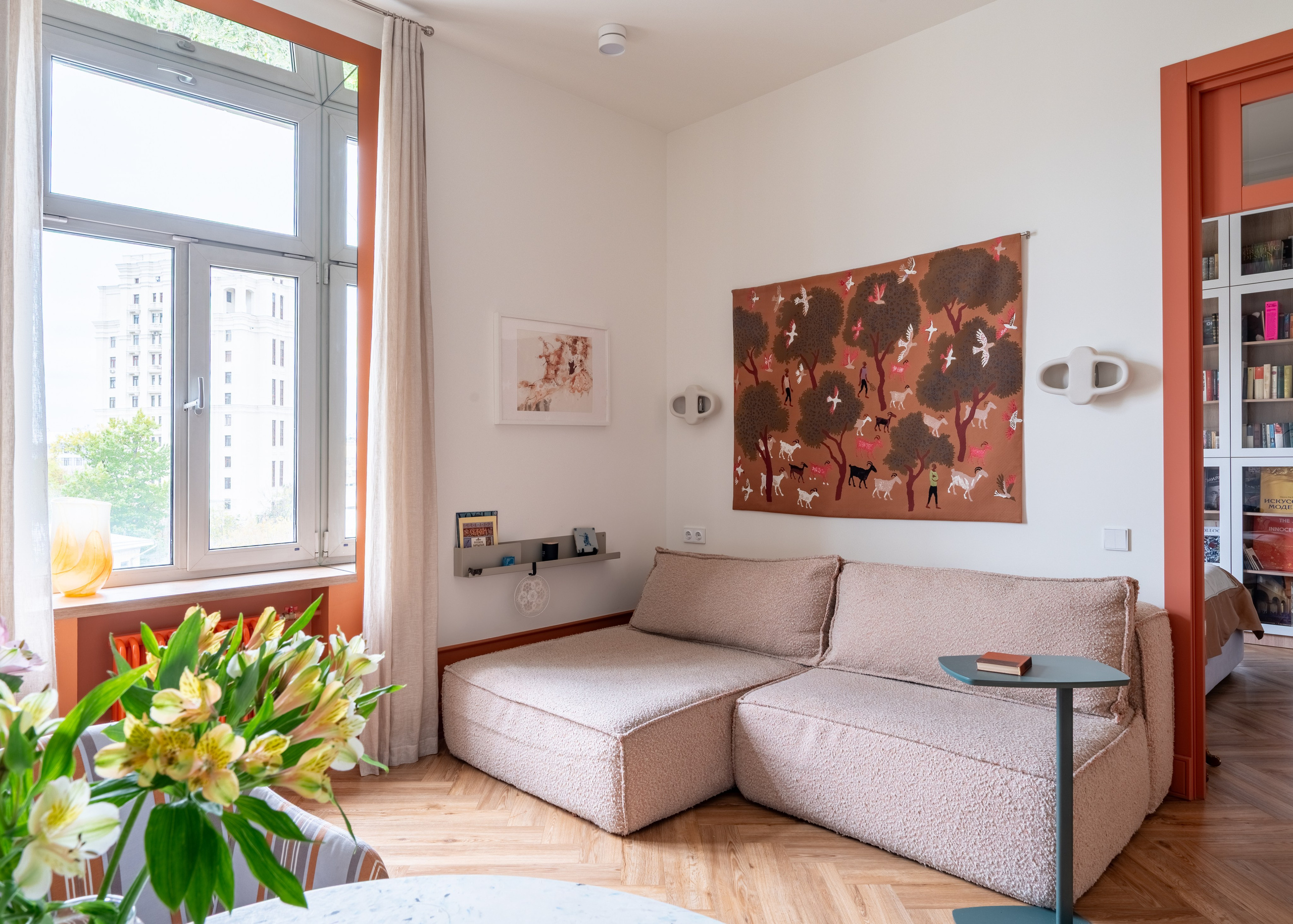 Общий вид квартиры, интерьерная фотосъёмка в естественном освещении.