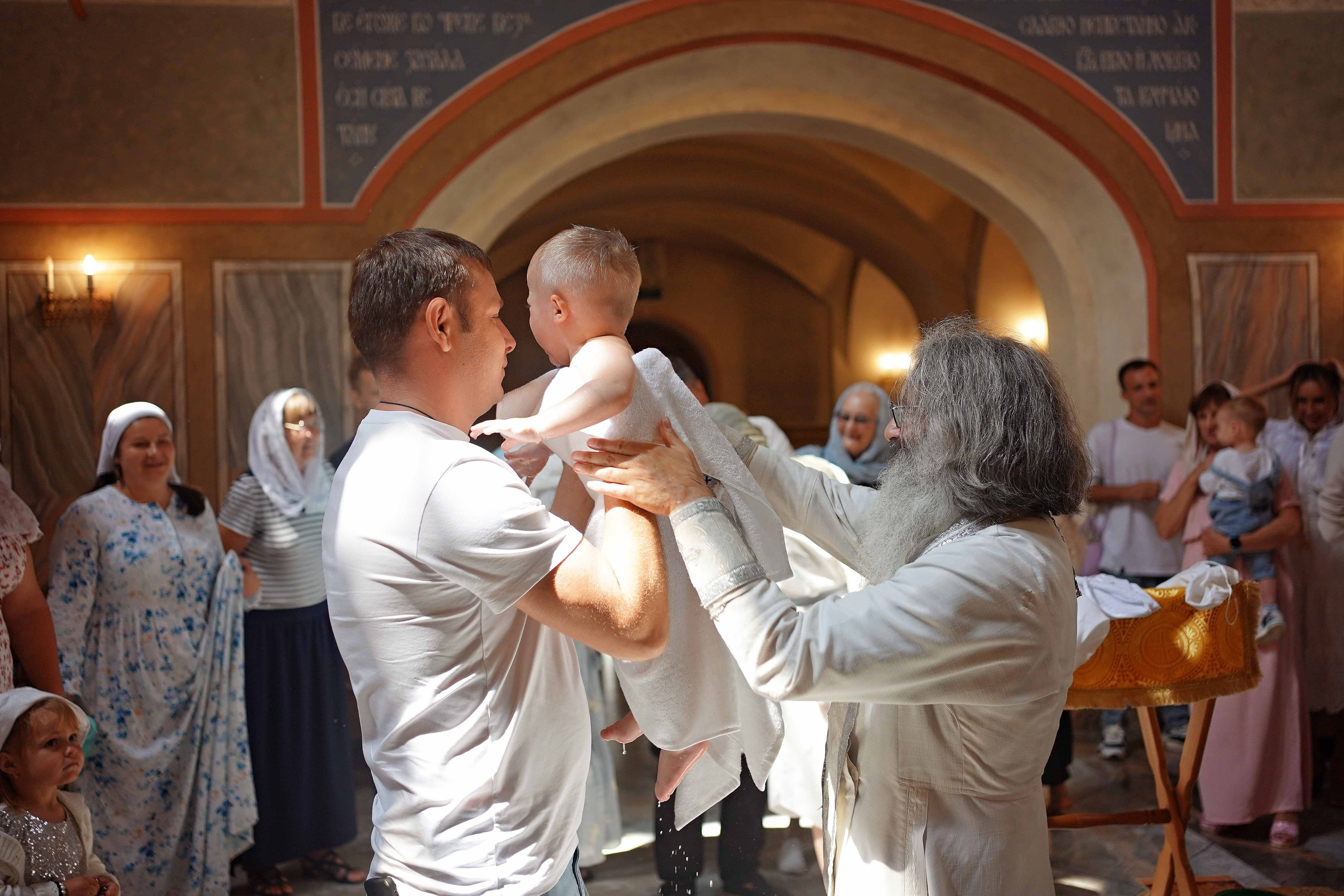Таинство Крещения в храме Живоначальной Троицы в Троицке. Семейный и детский фотограф в Москве Екатерина Офицерова