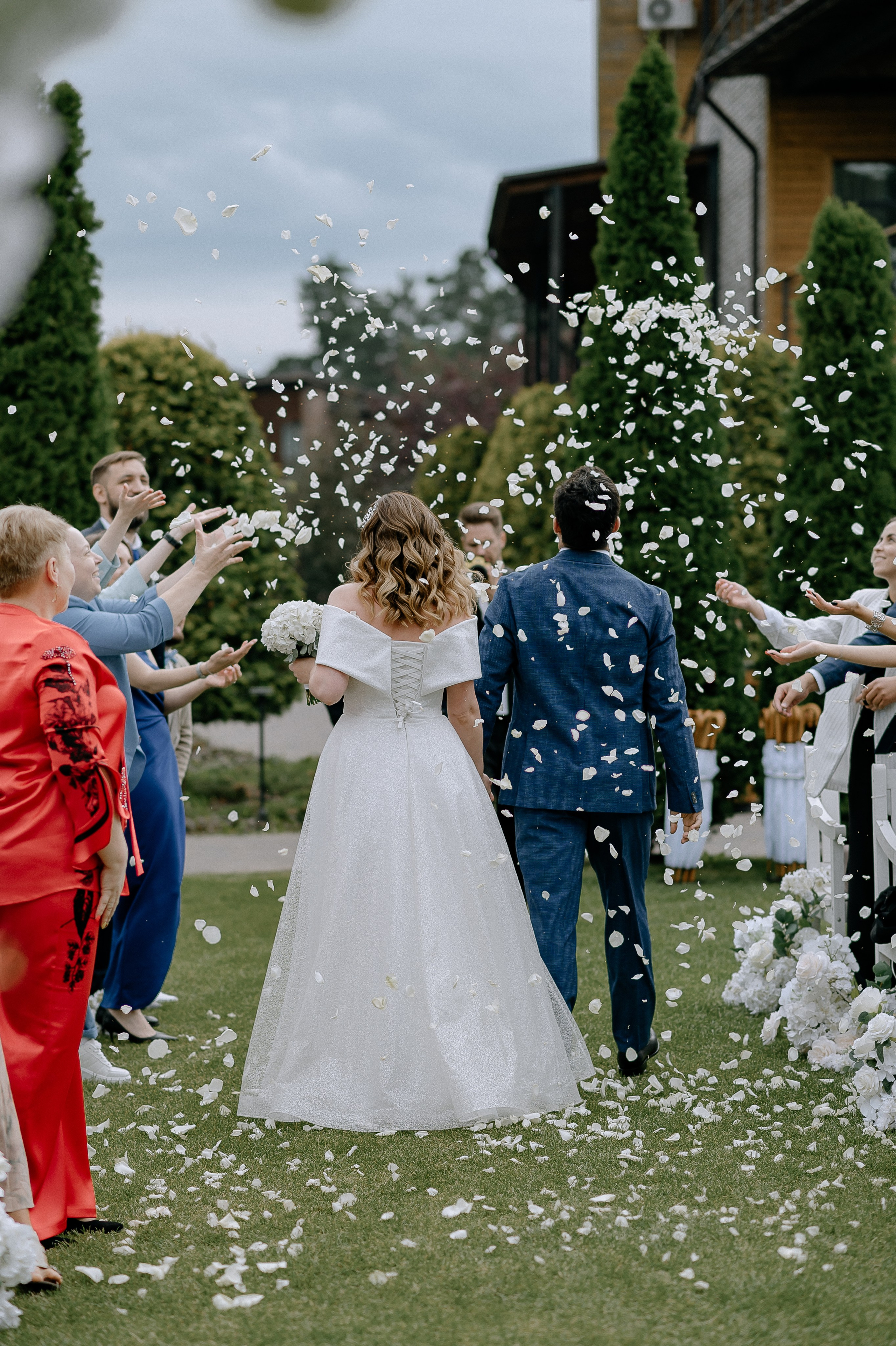 Бросание лепестков на выездной регистрации в Артиленд