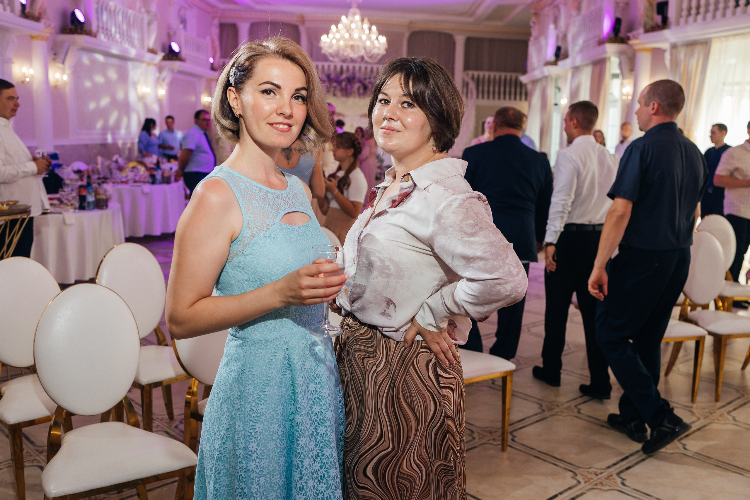 Трогательная выездная церемония в уютном ресторане. Олег Сверчков | Свадебный фотограф Вологда