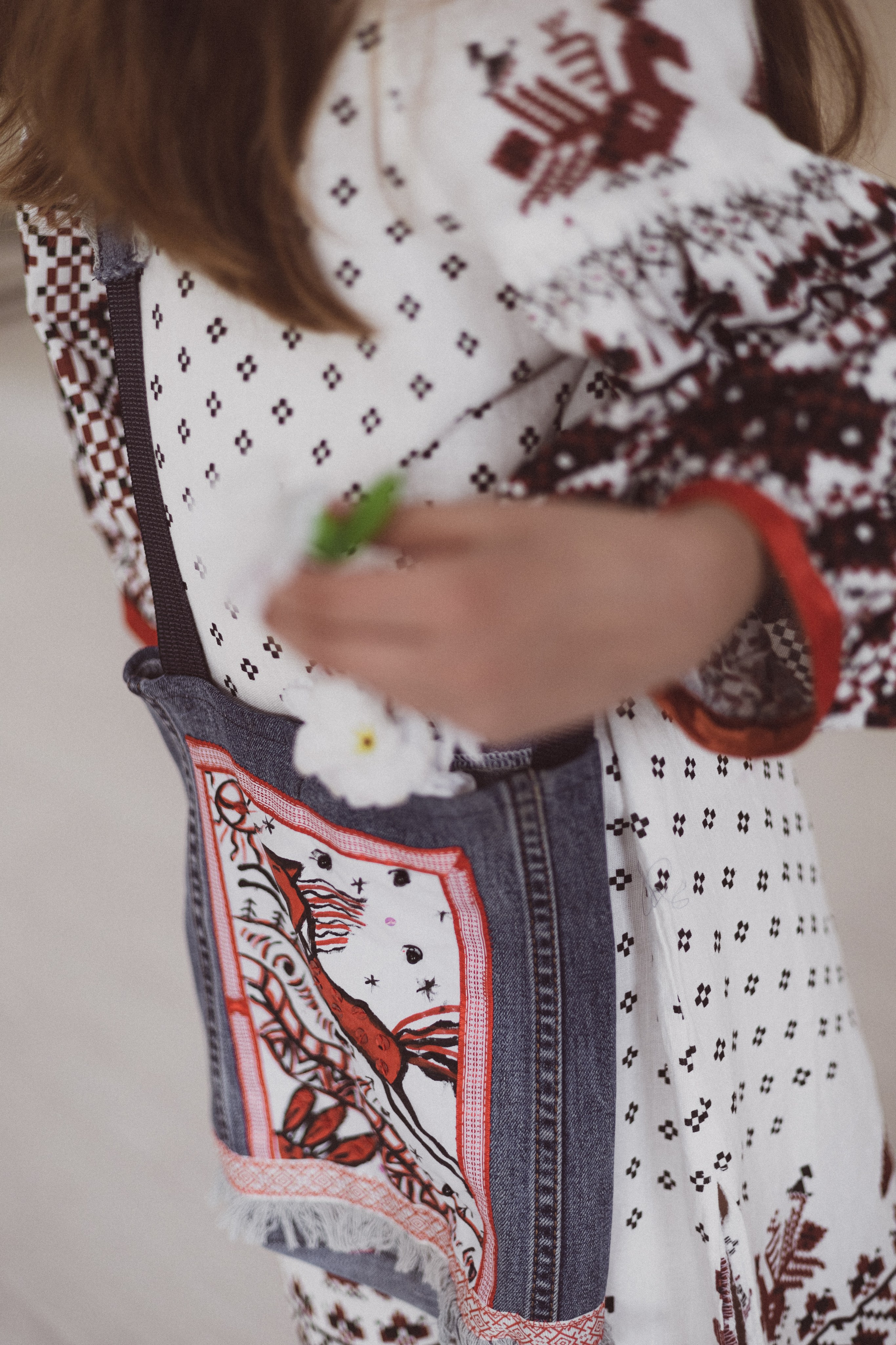 Сумки из денима с мезенской росписью своим руками в мастерской шитья и дизайна. Школа для девочек во Владивостоке — Само Совершенство