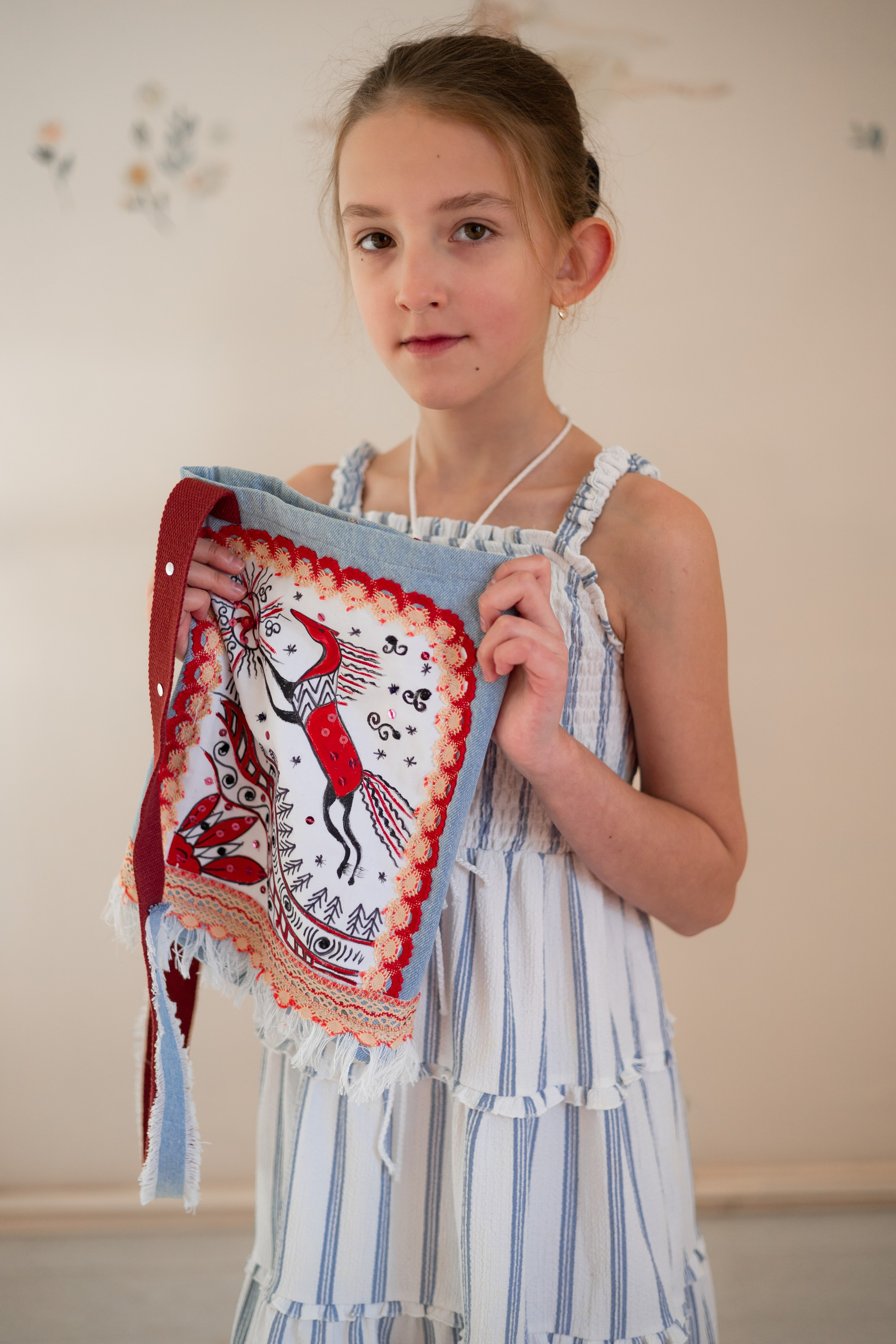 Сумки из денима с мезенской росписью своим руками в мастерской шитья и дизайна. Школа для девочек во Владивостоке — Само Совершенство