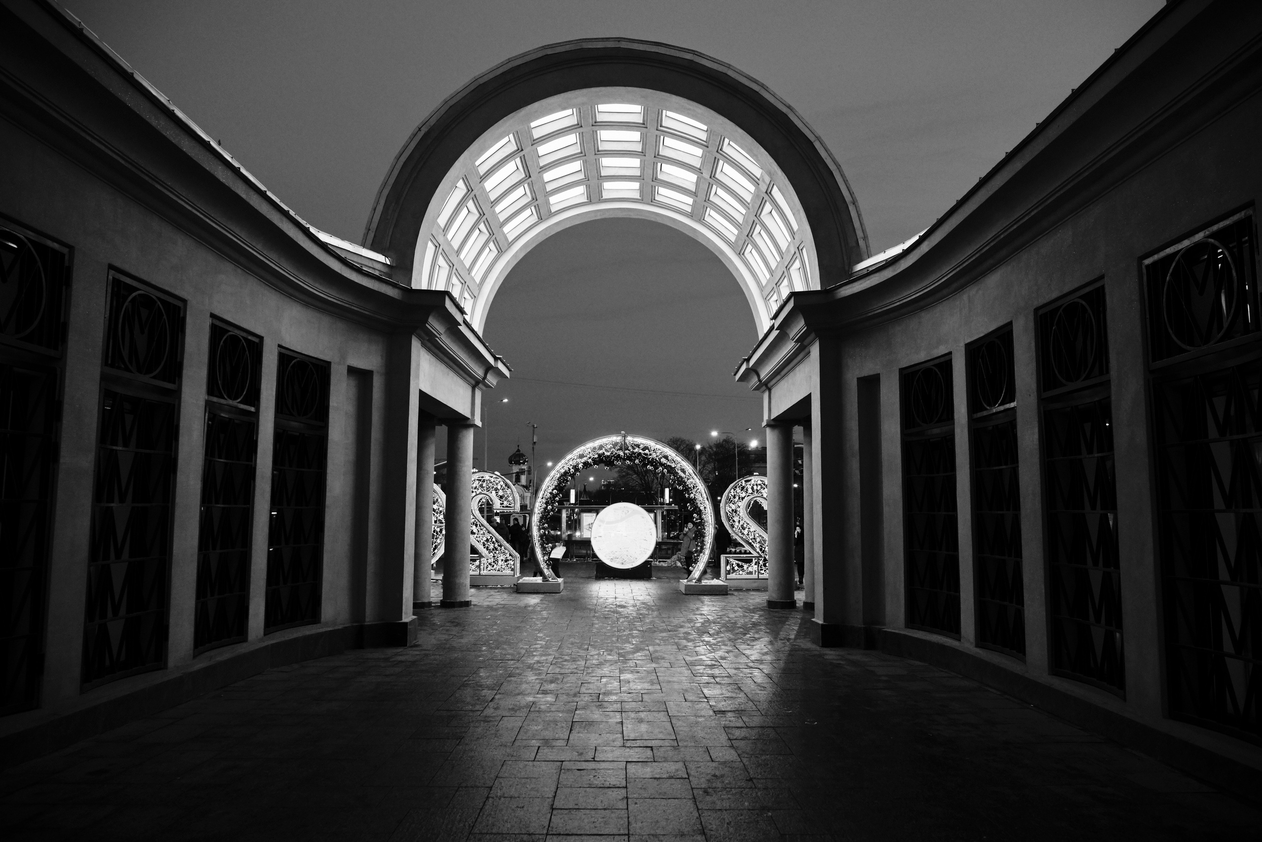 Travel in BW. Moscow street photography workshops and photo tourism