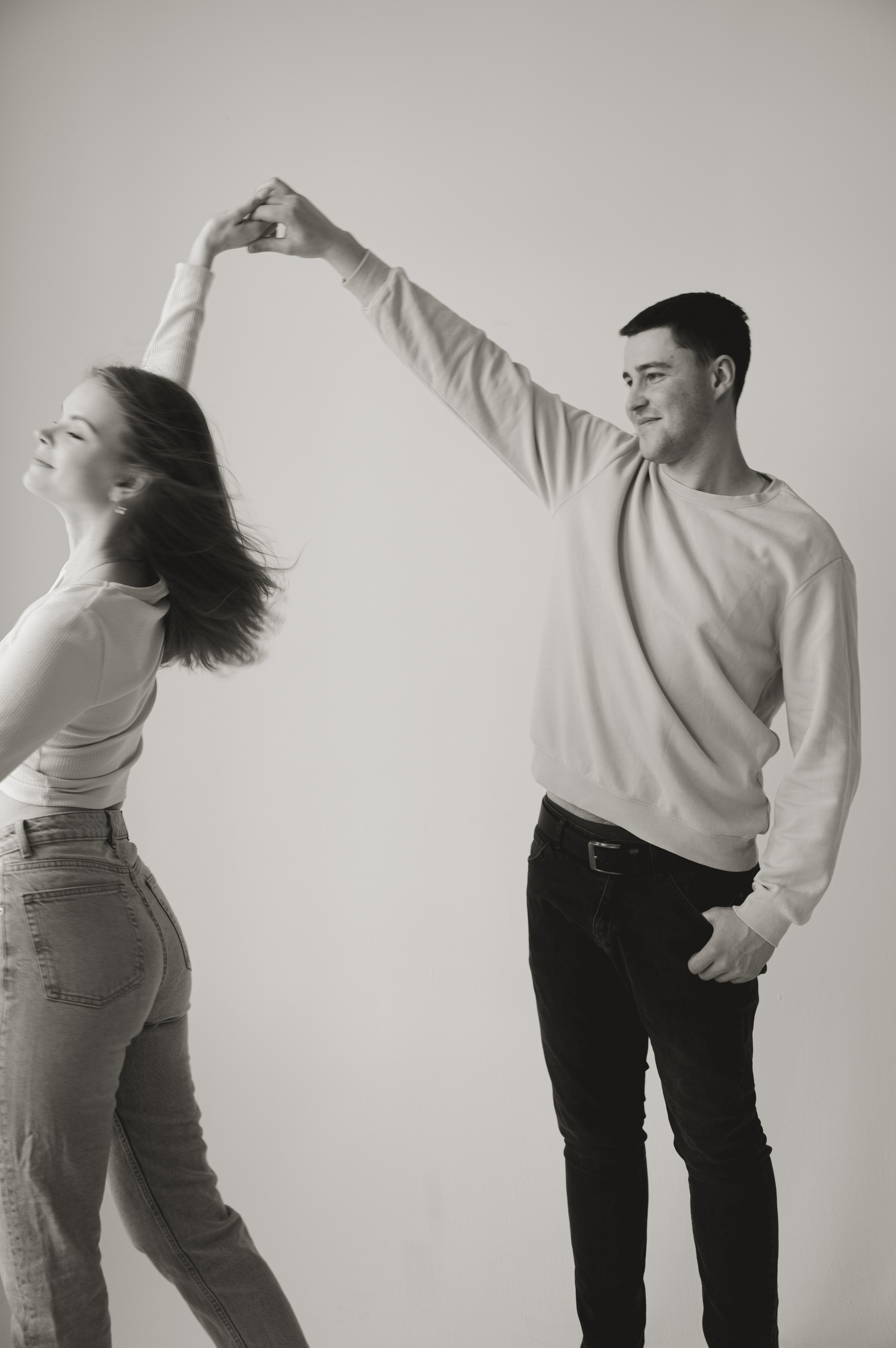 Предсвадебная лавстори в студии в Москве. Свадебный и портретный фотограф в Москве Жердев Даниил