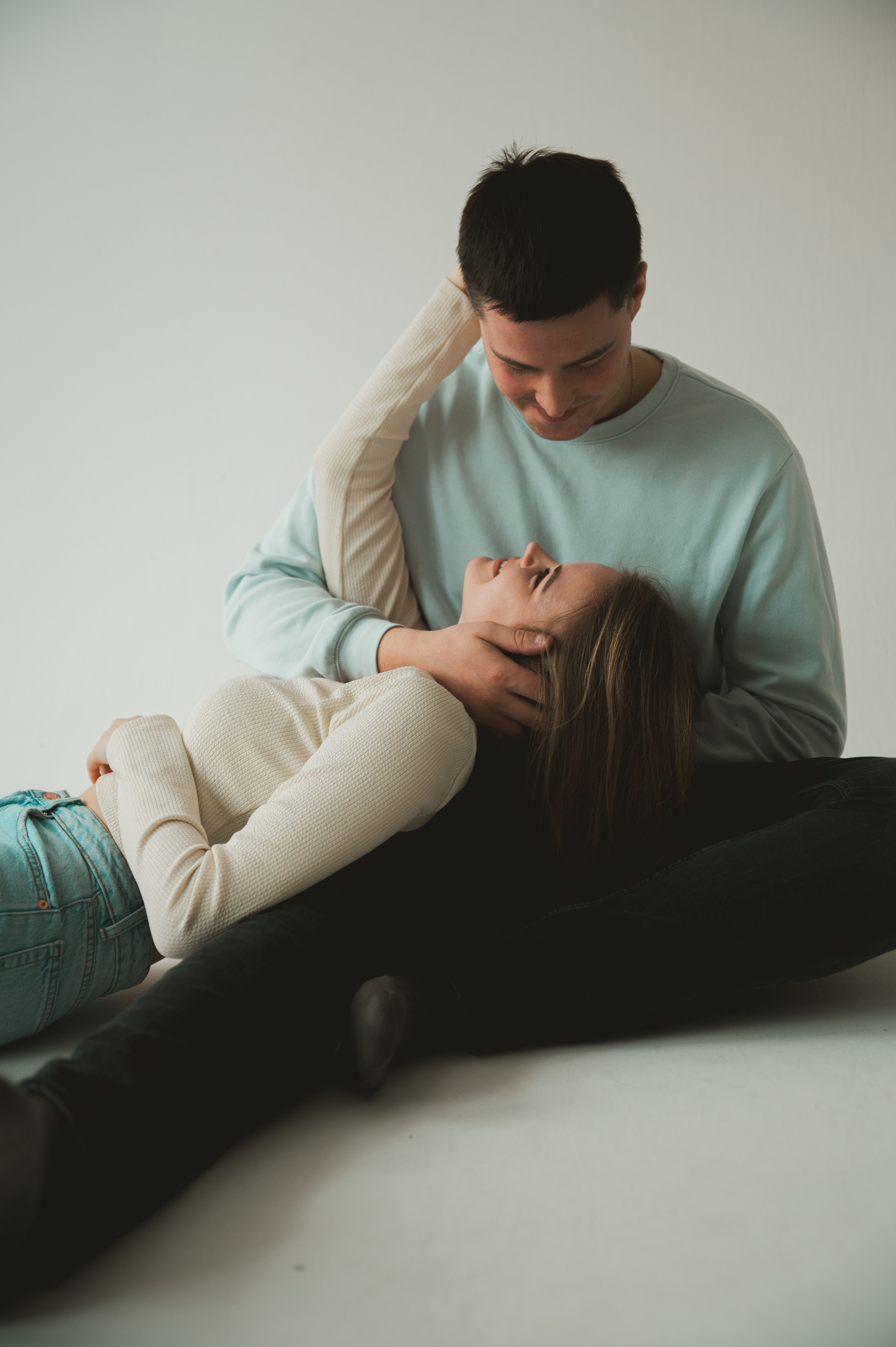 Предсвадебная лавстори в студии в Москве. Свадебный и портретный фотограф в Москве Жердев Даниил