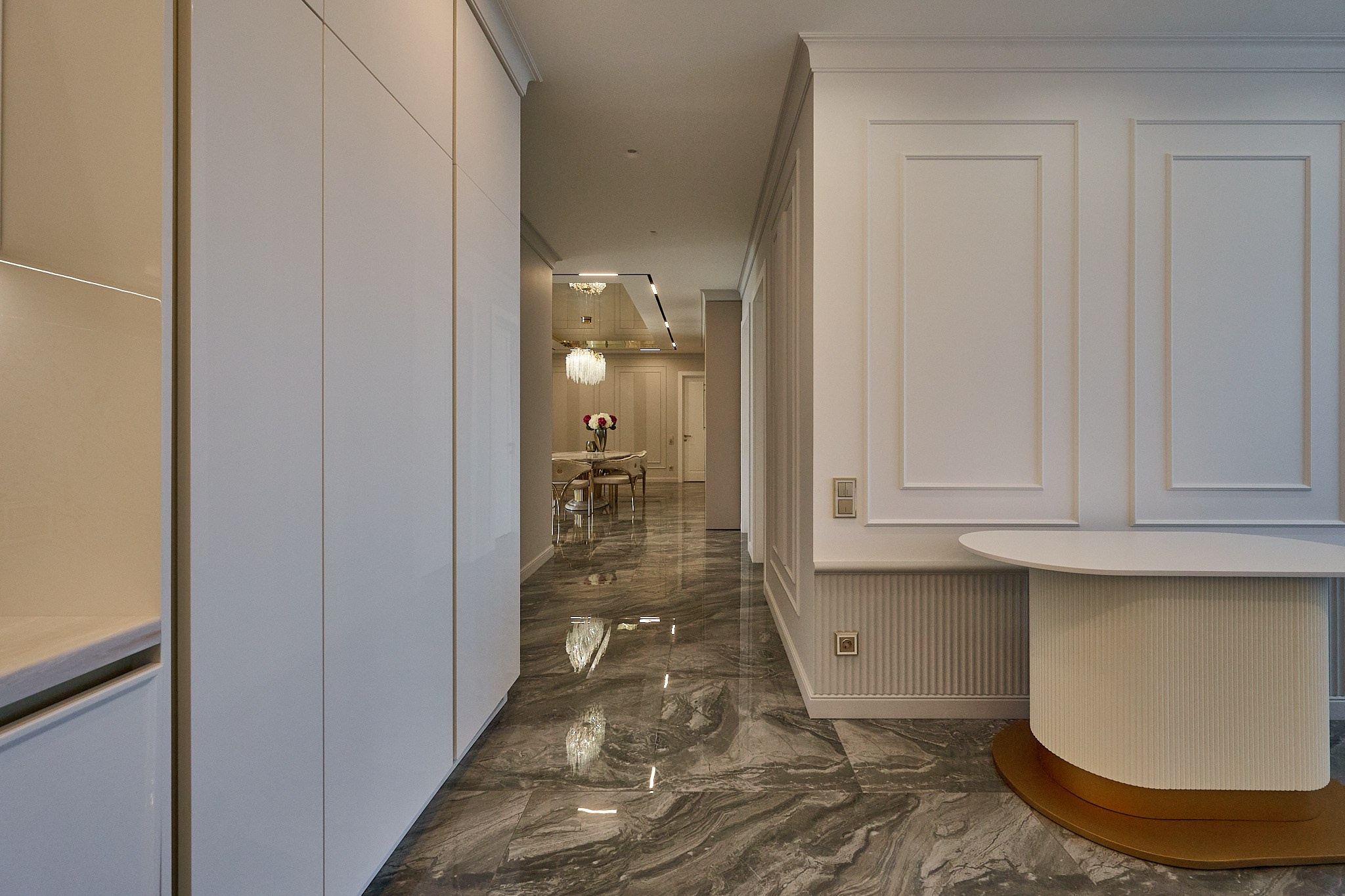 глянцевый коридор с белыми стенами 