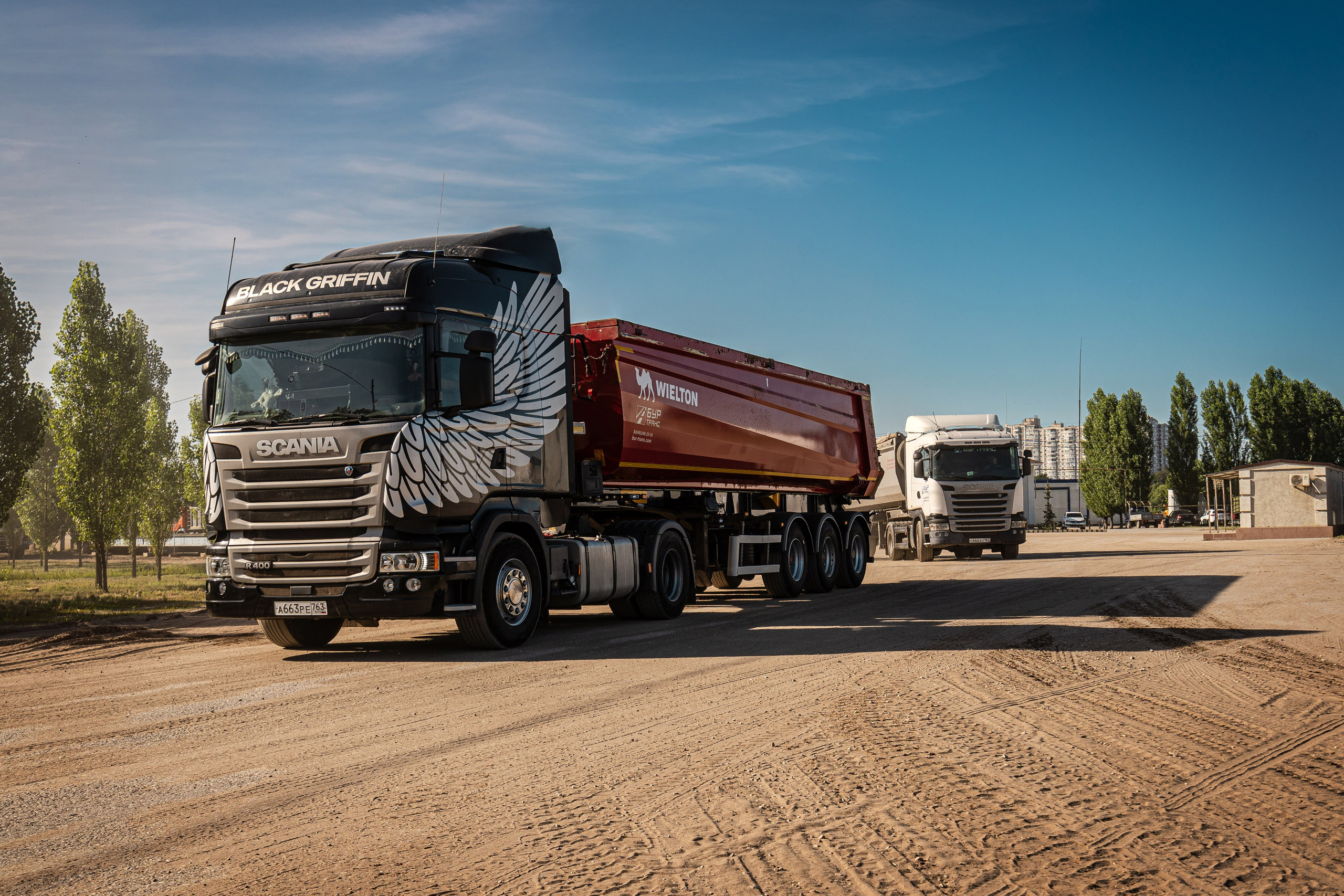 Мощный тягач Scania с прицепом и полной загрузкой щебня