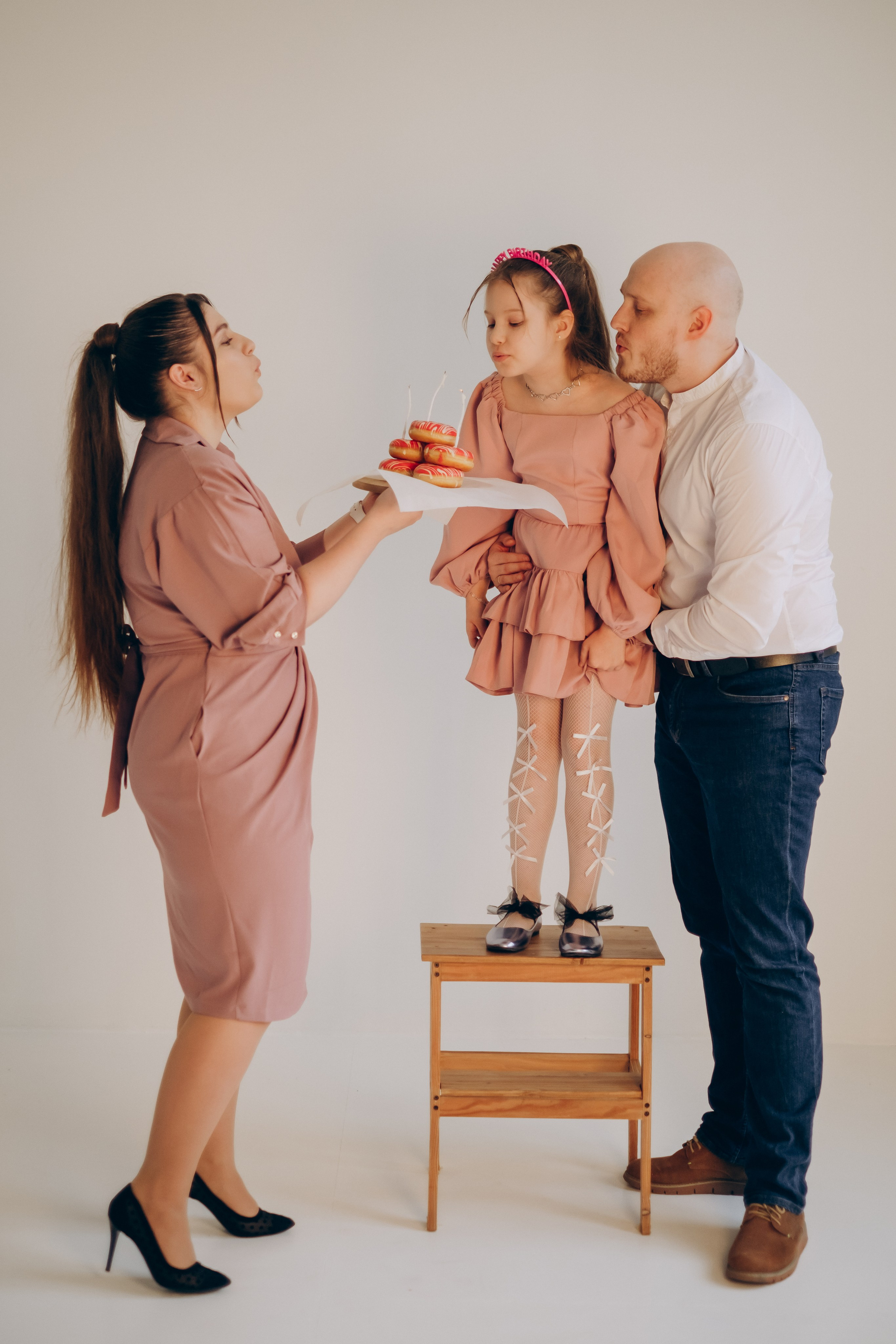 Фотосессия «День рождения» в минималистичной студии. Фотограф Новосибирск Анна Рождественская