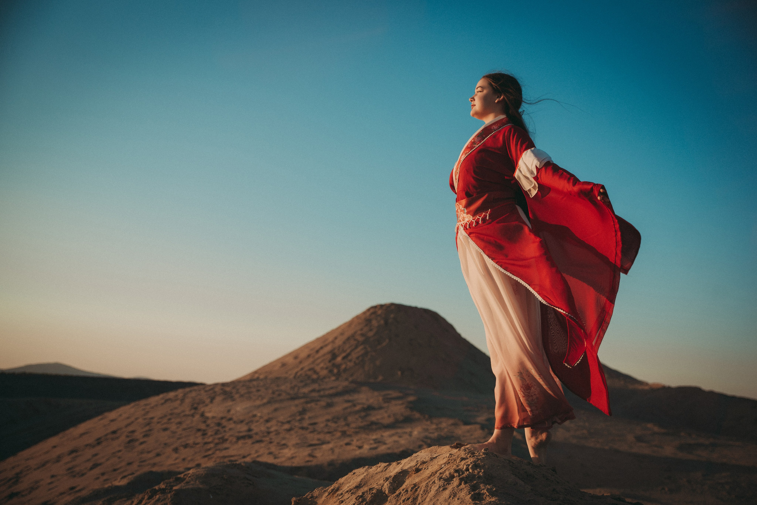 в песках на краю обрыва