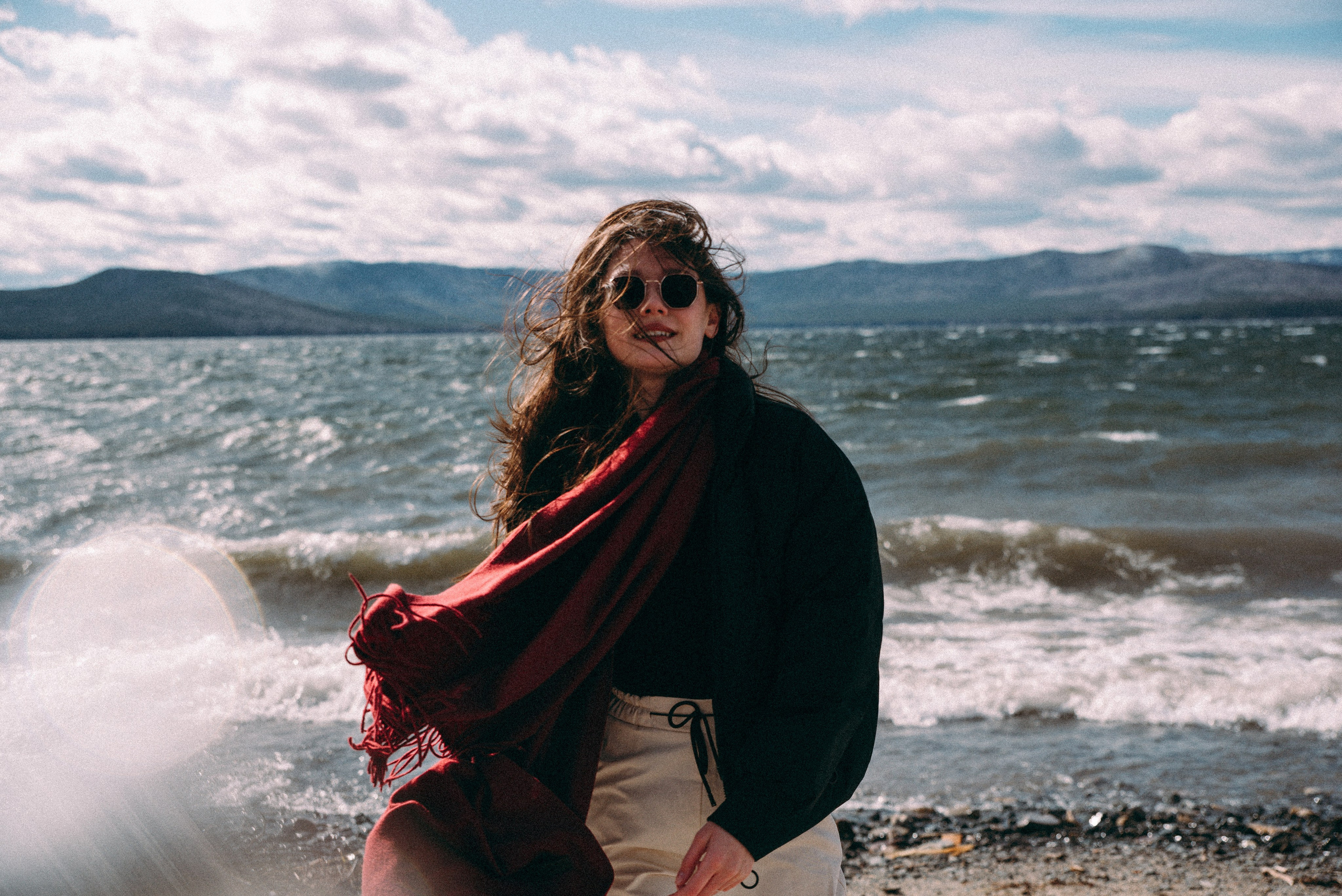 ветер в волосах девушки