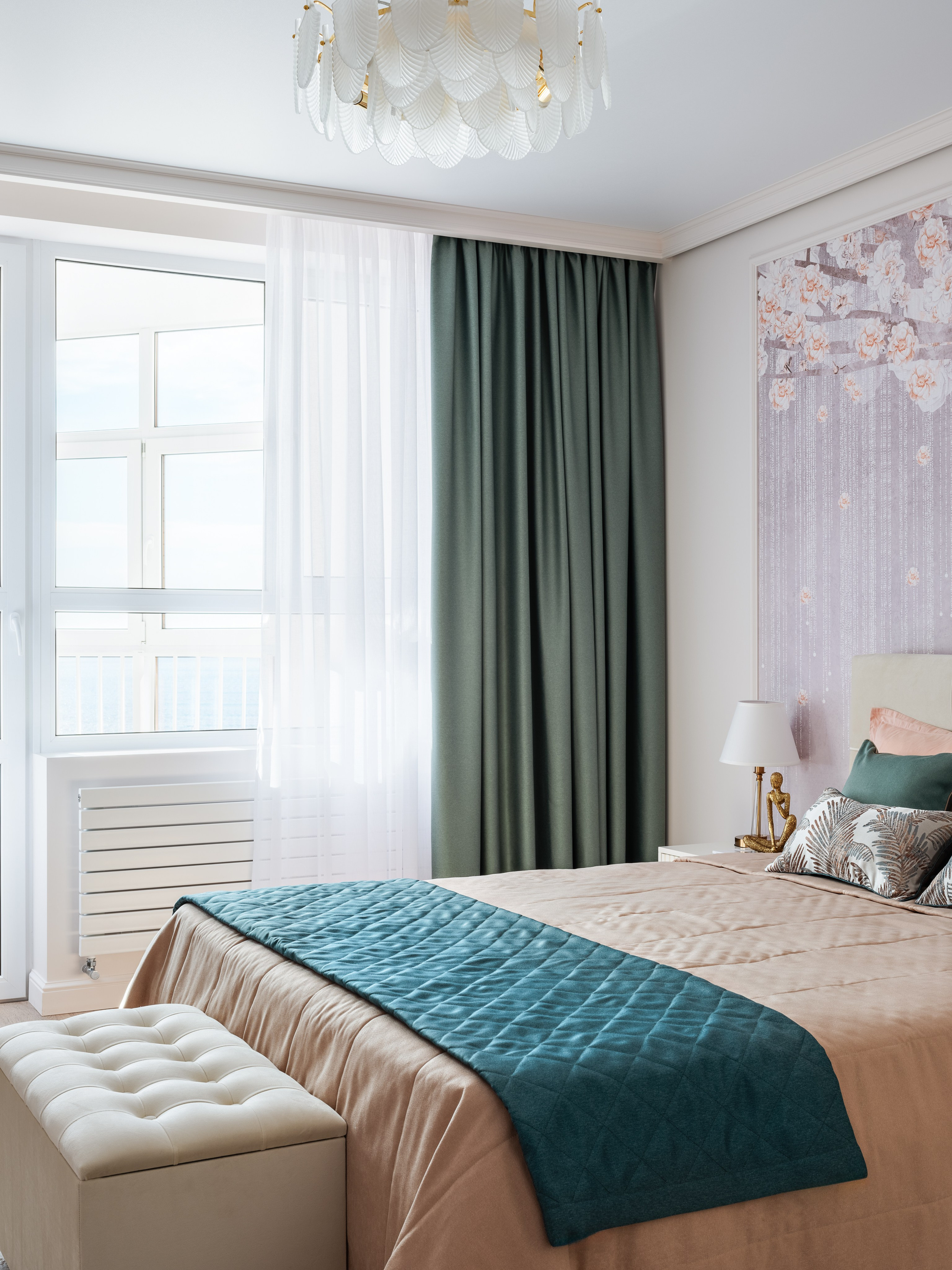 Спальня с просторным окном, изумрудными шторами и современной люстрой с белыми плафонами, дополненная мягким бежевым текстилем и бирюзовым покрывалом на кровати. Авторский дизайн Натальи Бунеевой, стилистика Натальи Якушевой, фотограф Сергей Денисенко.