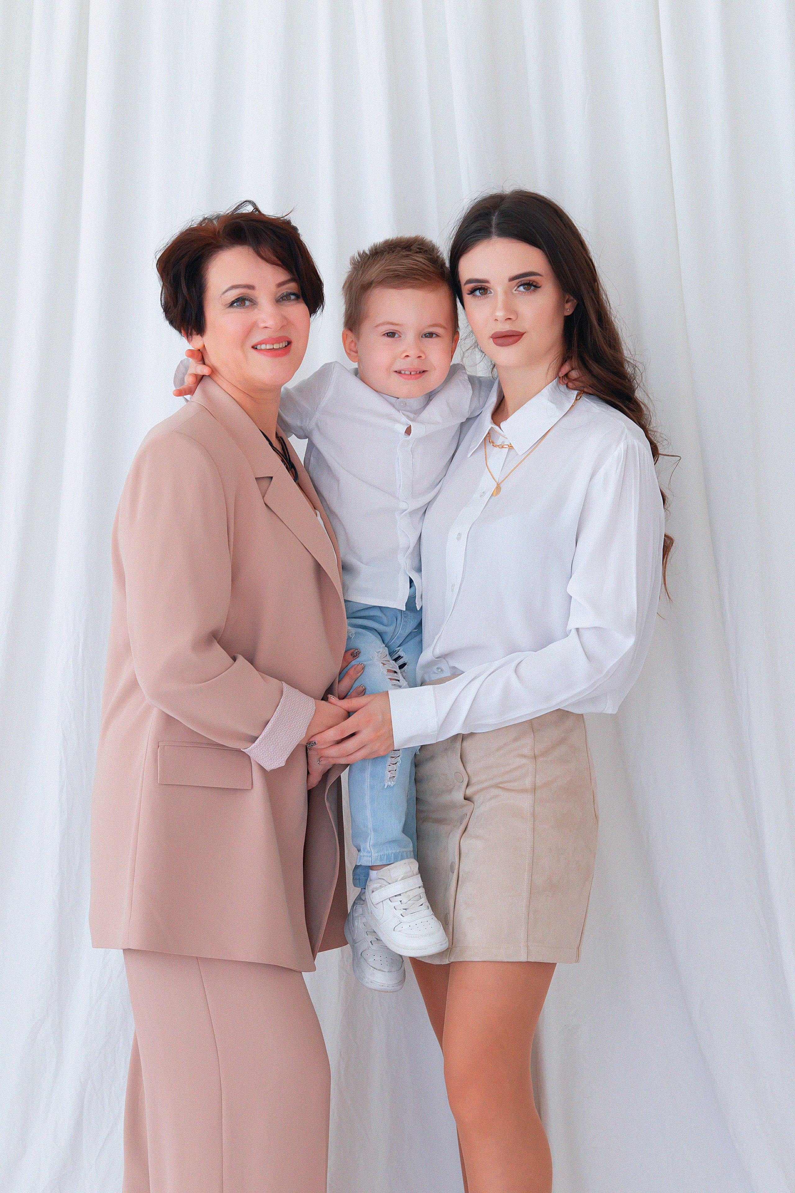 Семейная фотосессия в студии. Семейный и детский фотограф в Волгограде Серкибаева Ирина