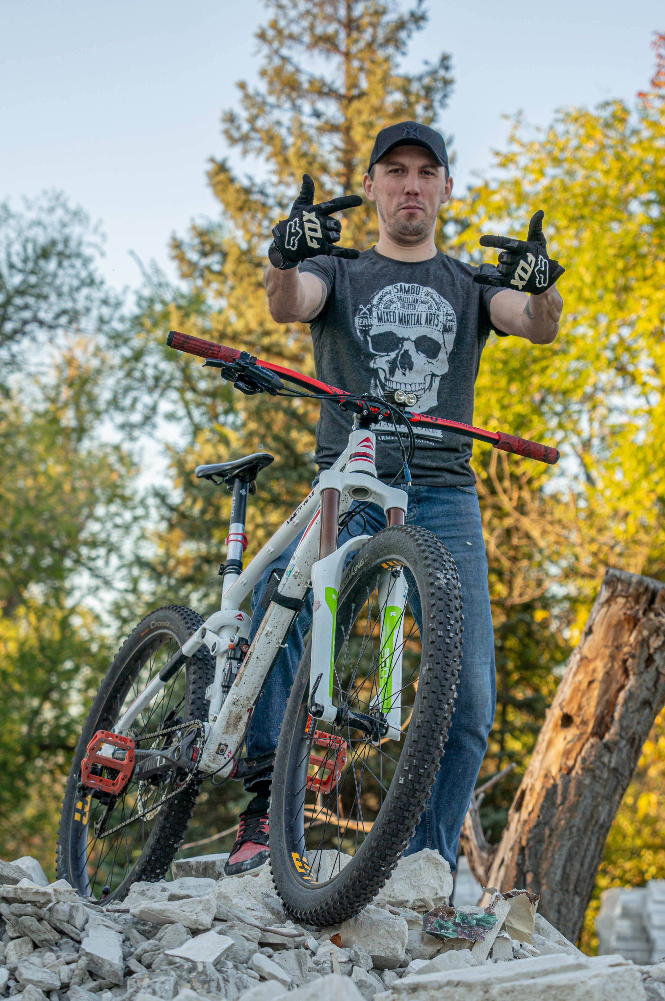 Велосипедист кросс кантри на природе