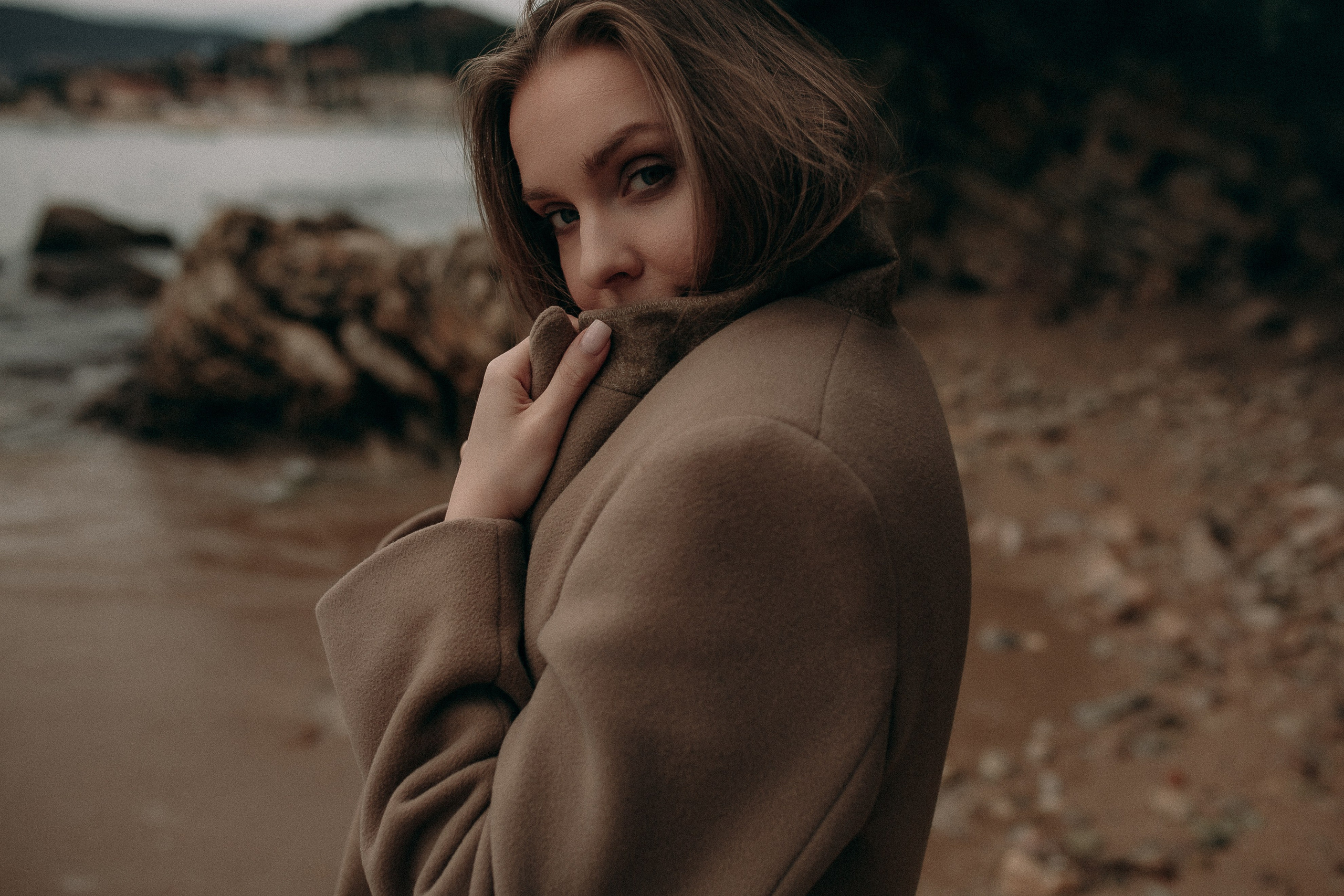Женский портрет в природных оттенках. Портретная съёмка в натуральной цветовой гамме на побережье.
