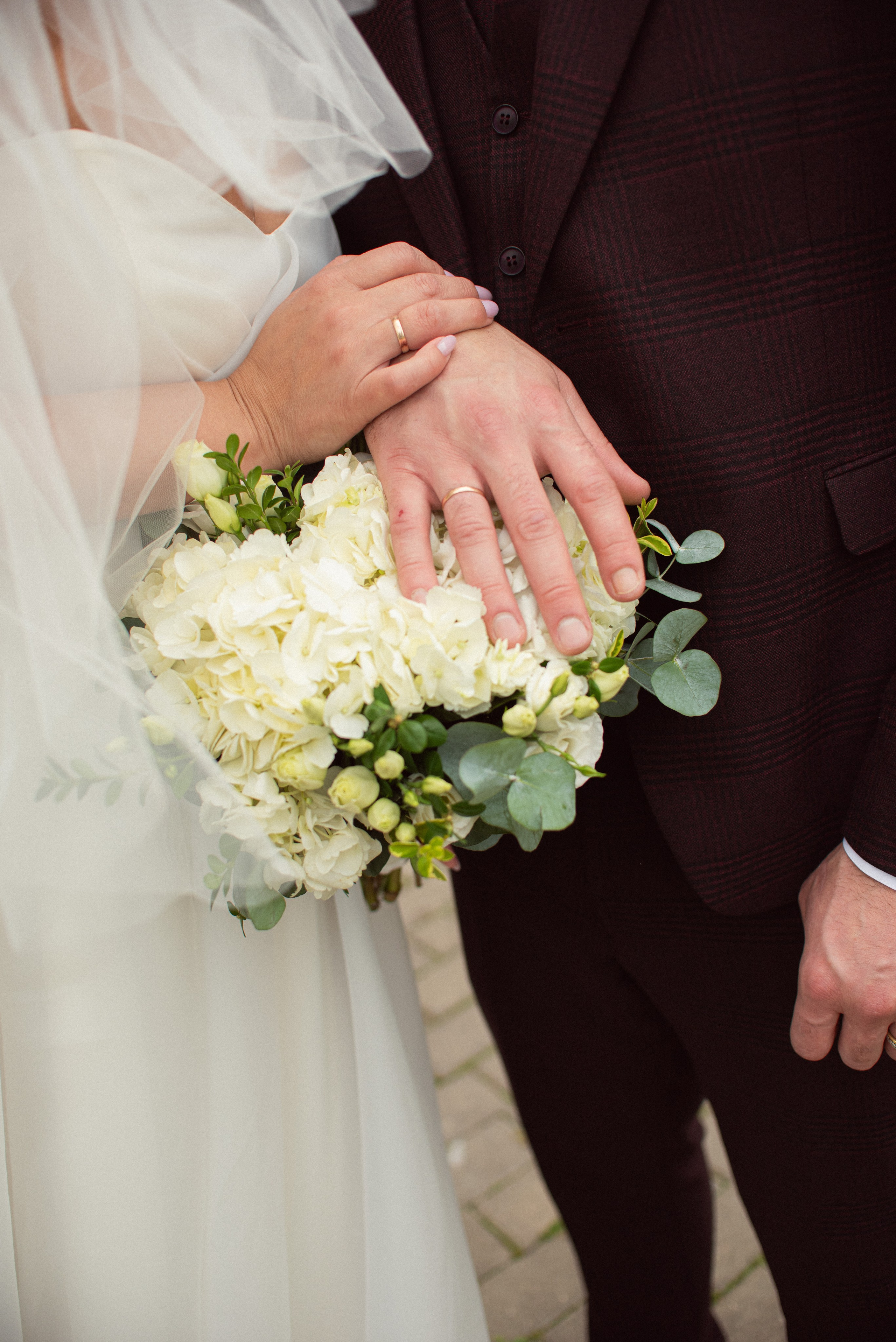 Крупный план: обручальные кольца на руках молодоженов и свадебный букет, фотограф в Старой Купавне