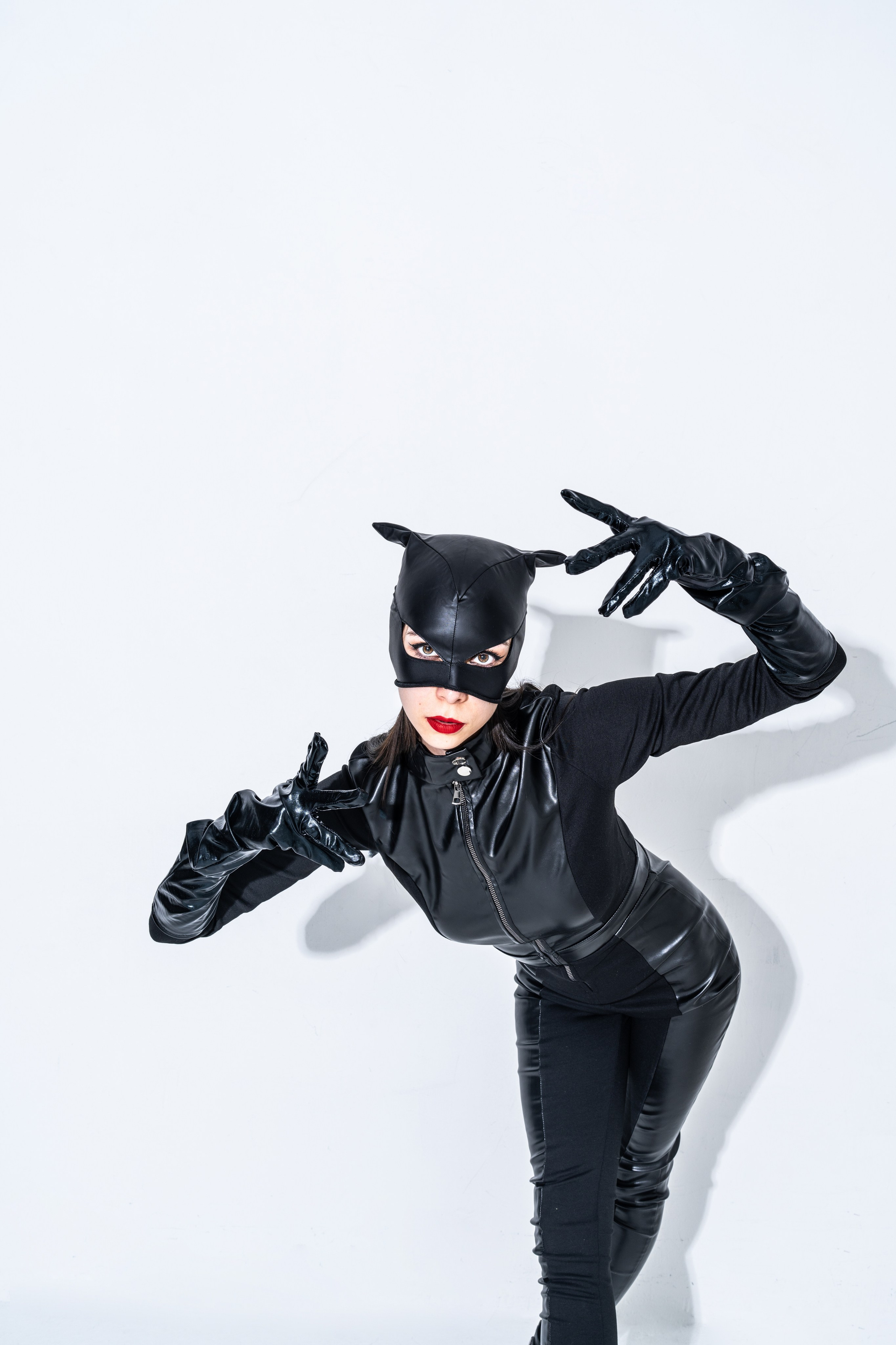 Женщина кошка. Модель Камилла white background. Свадебный и индивидуальный фотограф Аля Мамакова