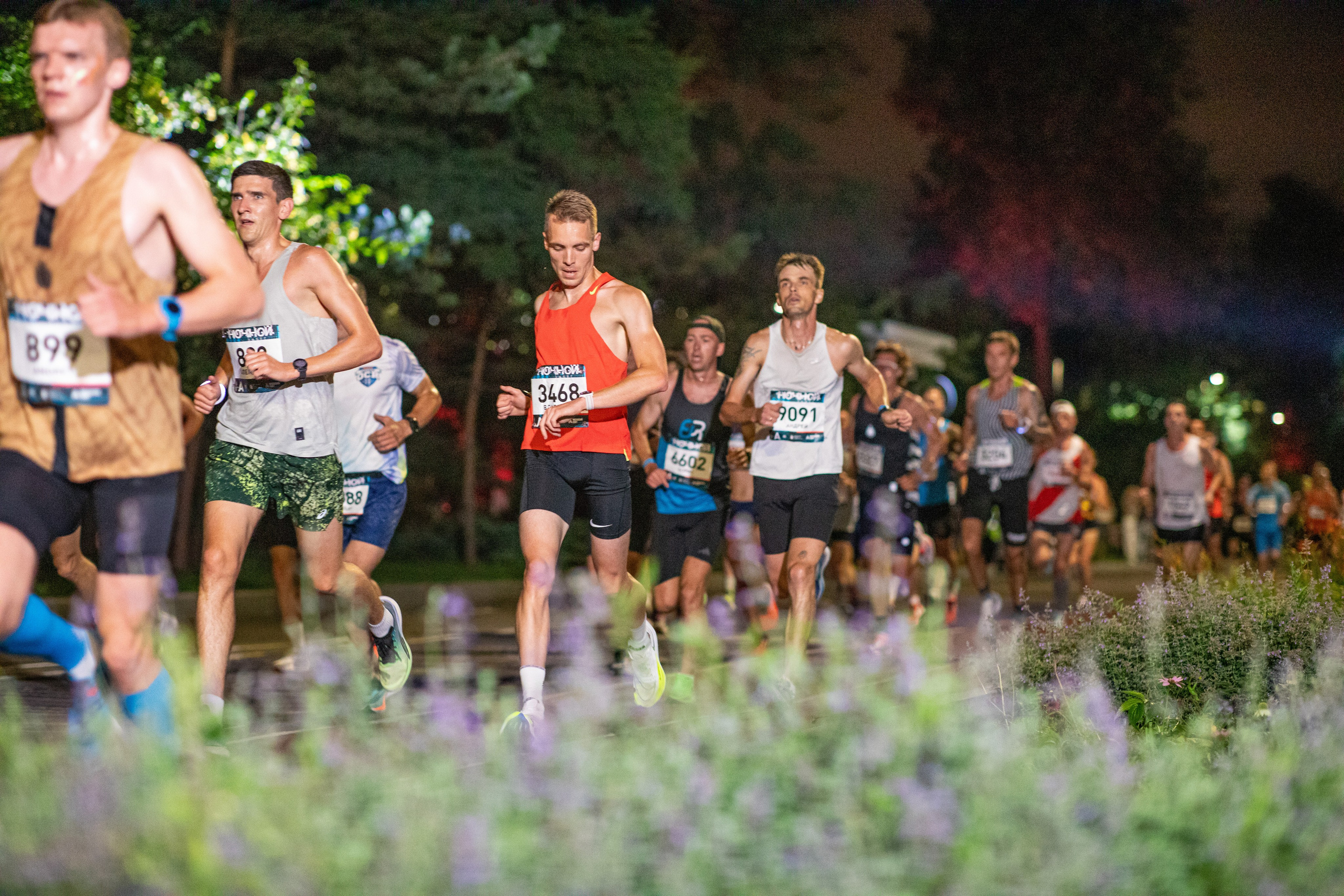 Ночной забег в ленте фотографий бегунов 03.08.24. Фотограф Сергей Ловкий