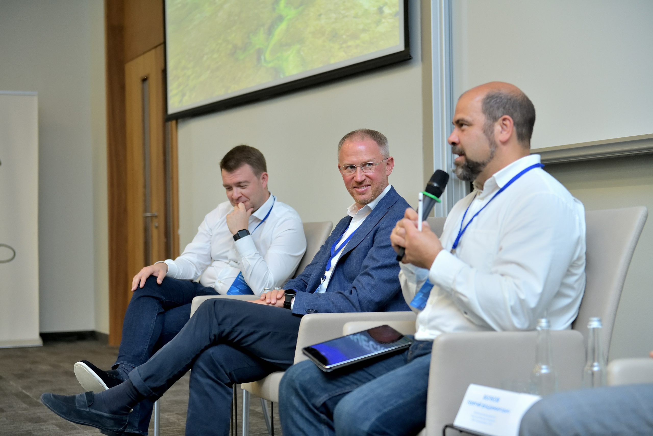 "Спикеры на мероприятии, посвященном добыче нефти и газа в СберКампусе".