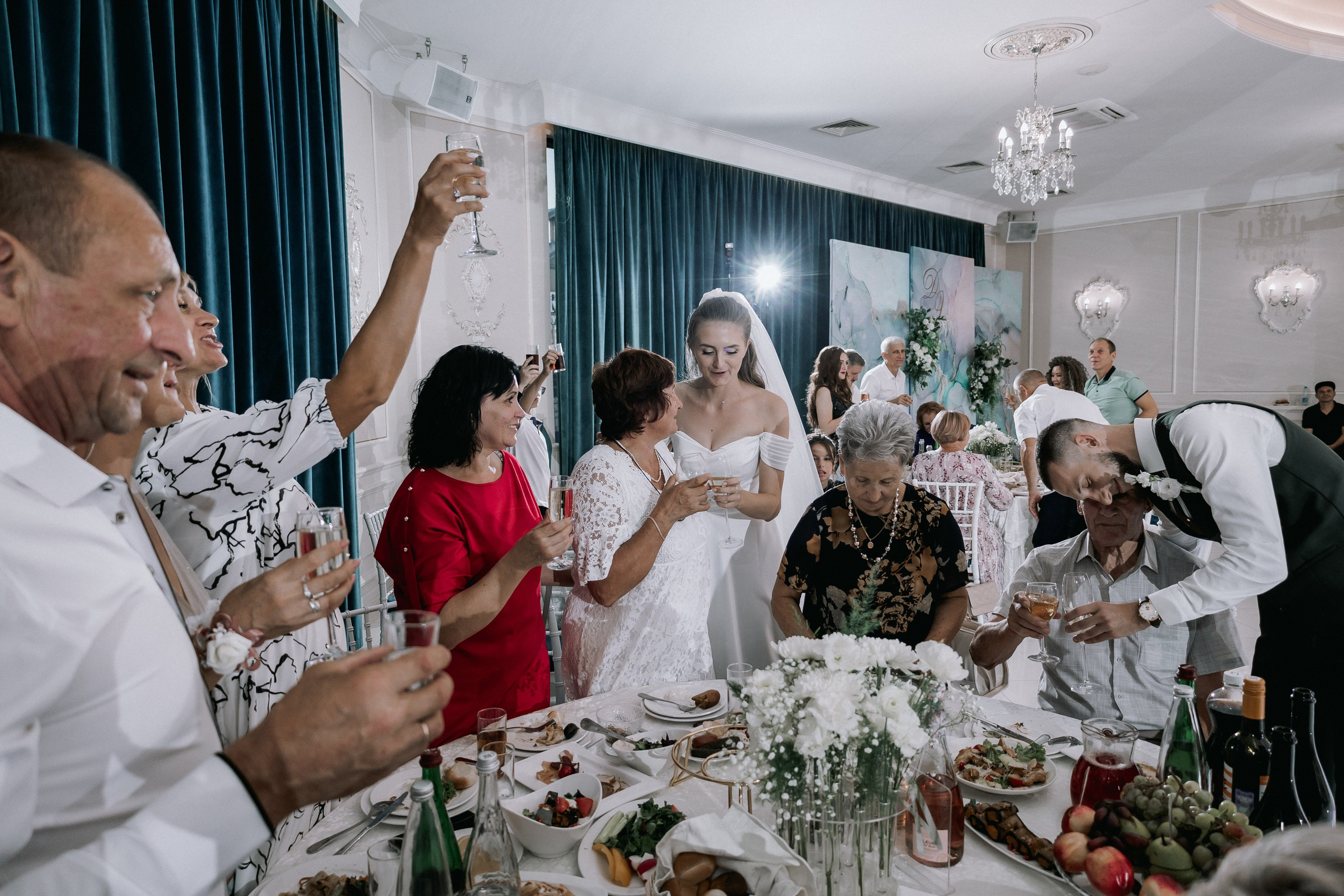 Свадебная прогулка. Эвелина и Дмитрий. Свадебная фотография. Арина Рубах