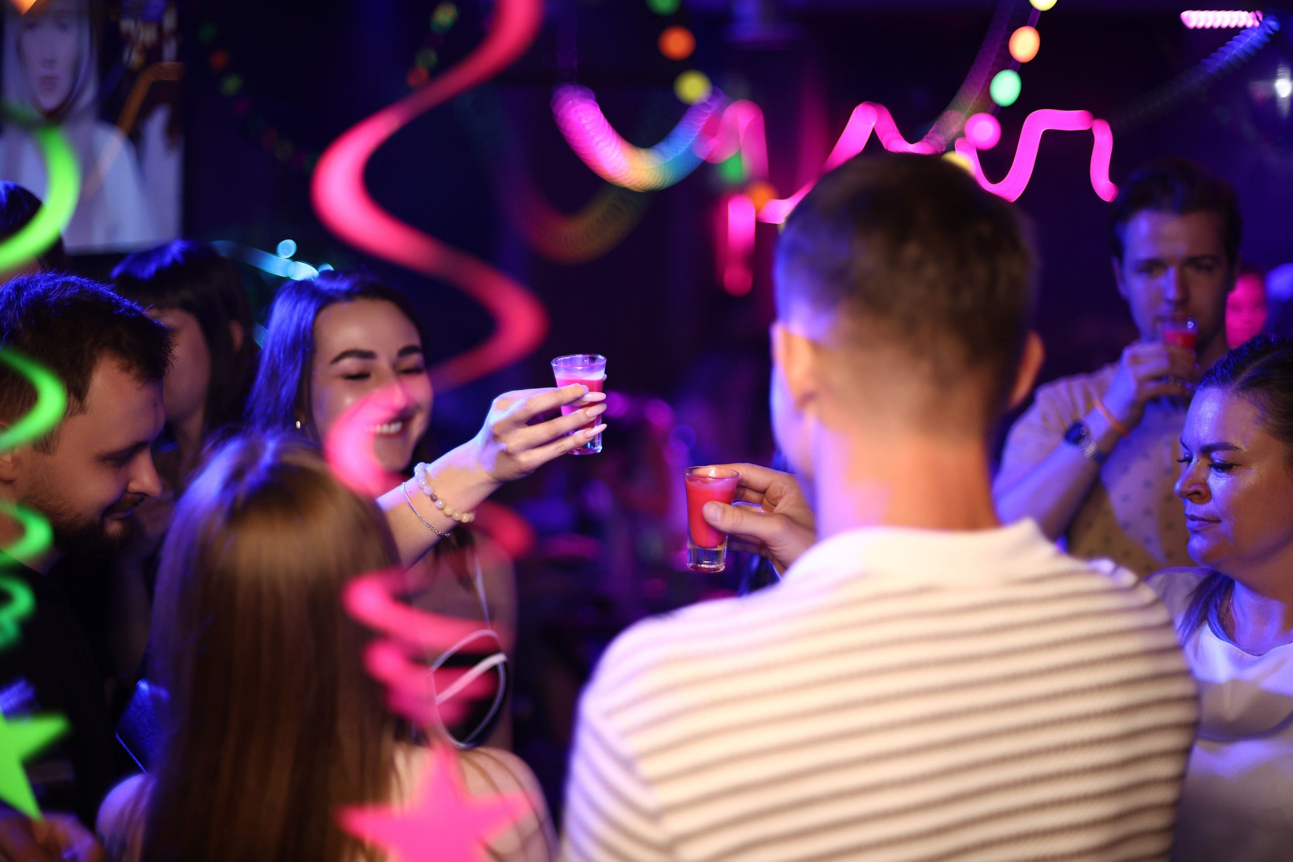 Neon Party 01.08.25. Мята Спортивная — Кальянная, караоке, бар в Минске