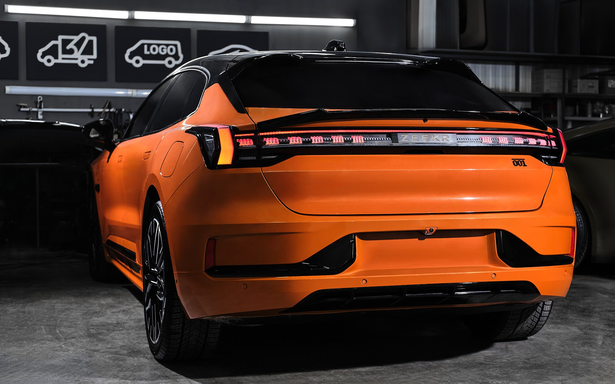 Orange Zeekr 001. Рекламная фото и видео съёмка в Екатеринбурге