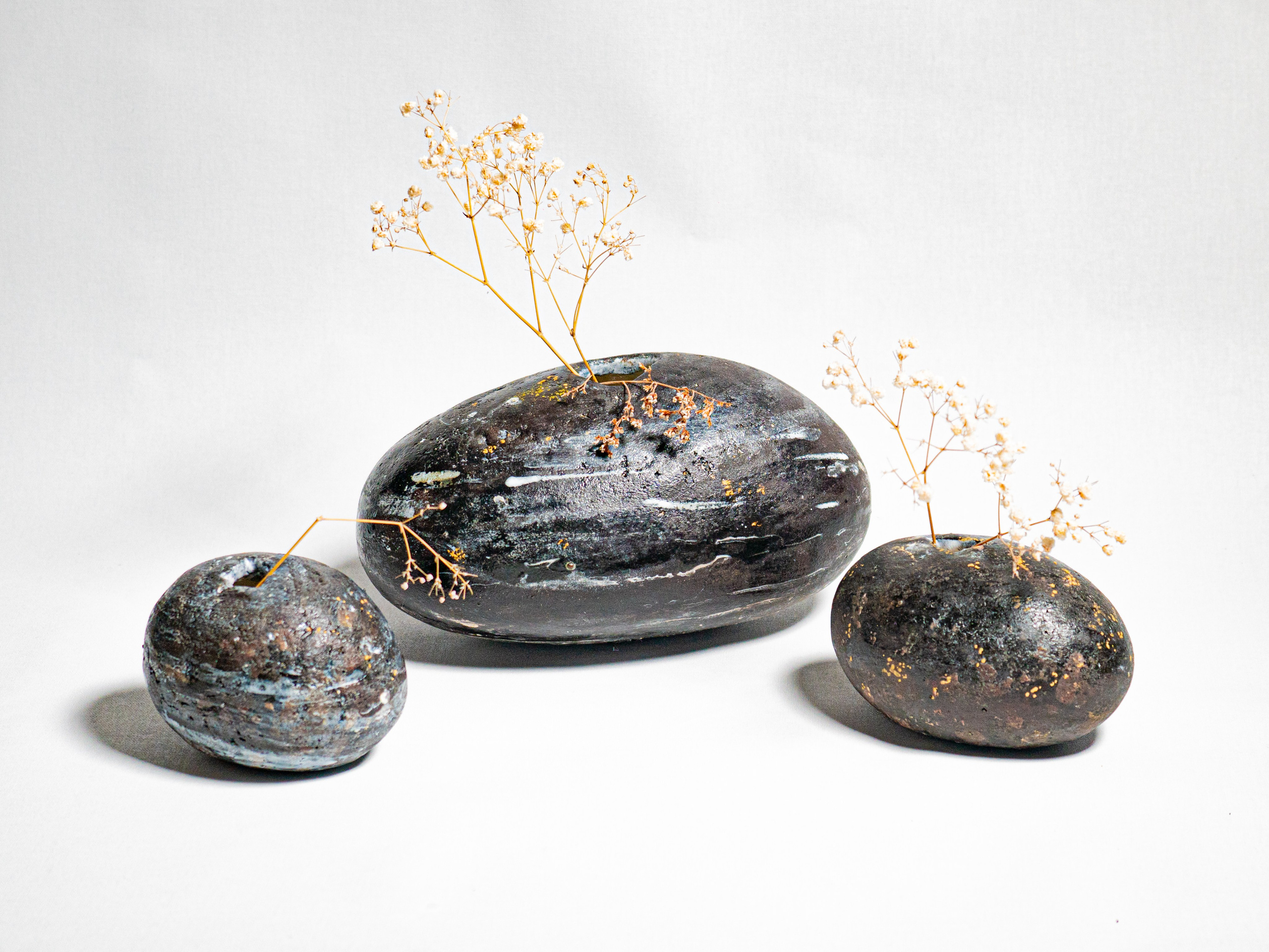 Композиция из трех ваз в виде обточенных камней 
