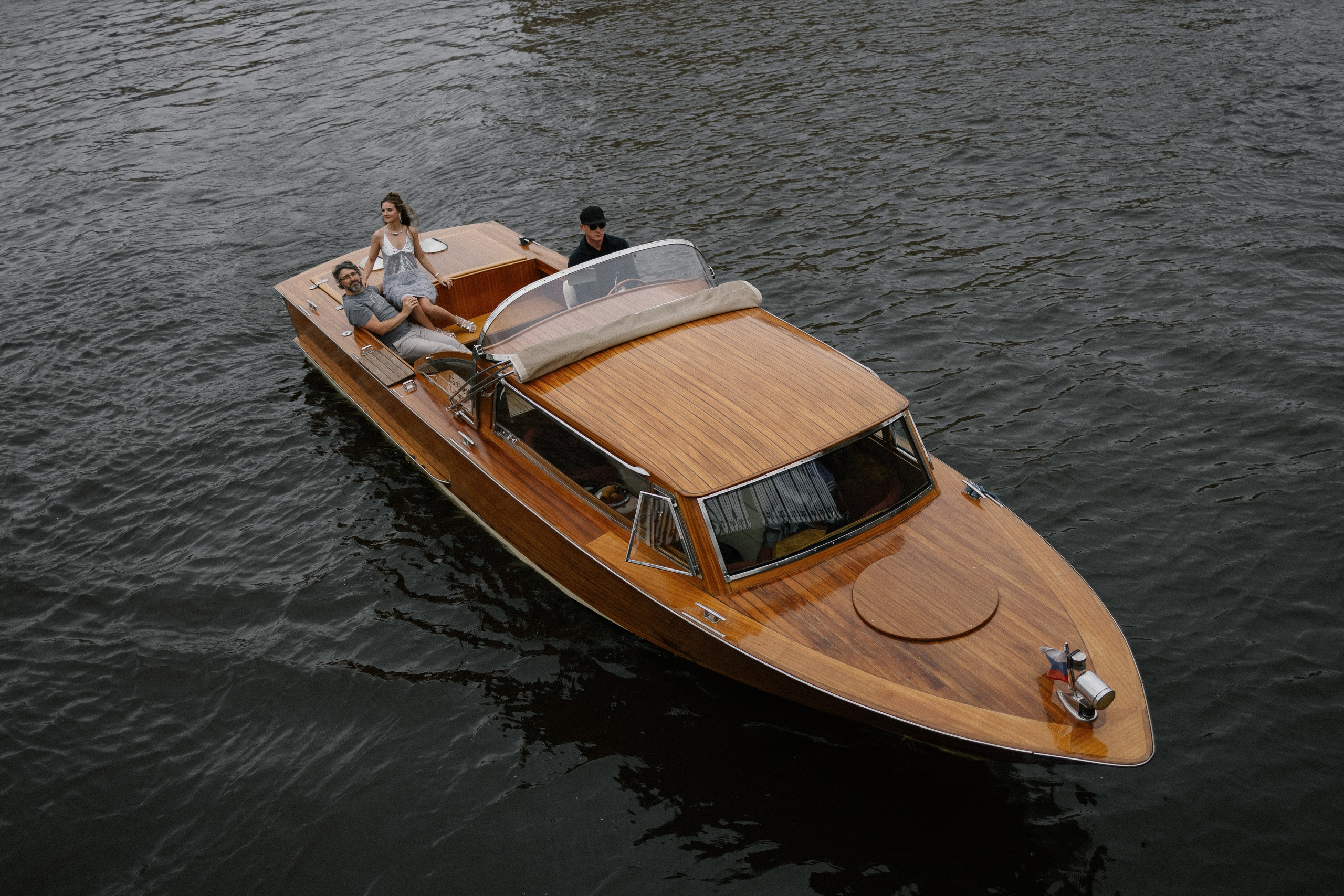 Прогулка на венецианском катере. Свадебный фотограф в Санкт-Петербурге Ксения Кобышева