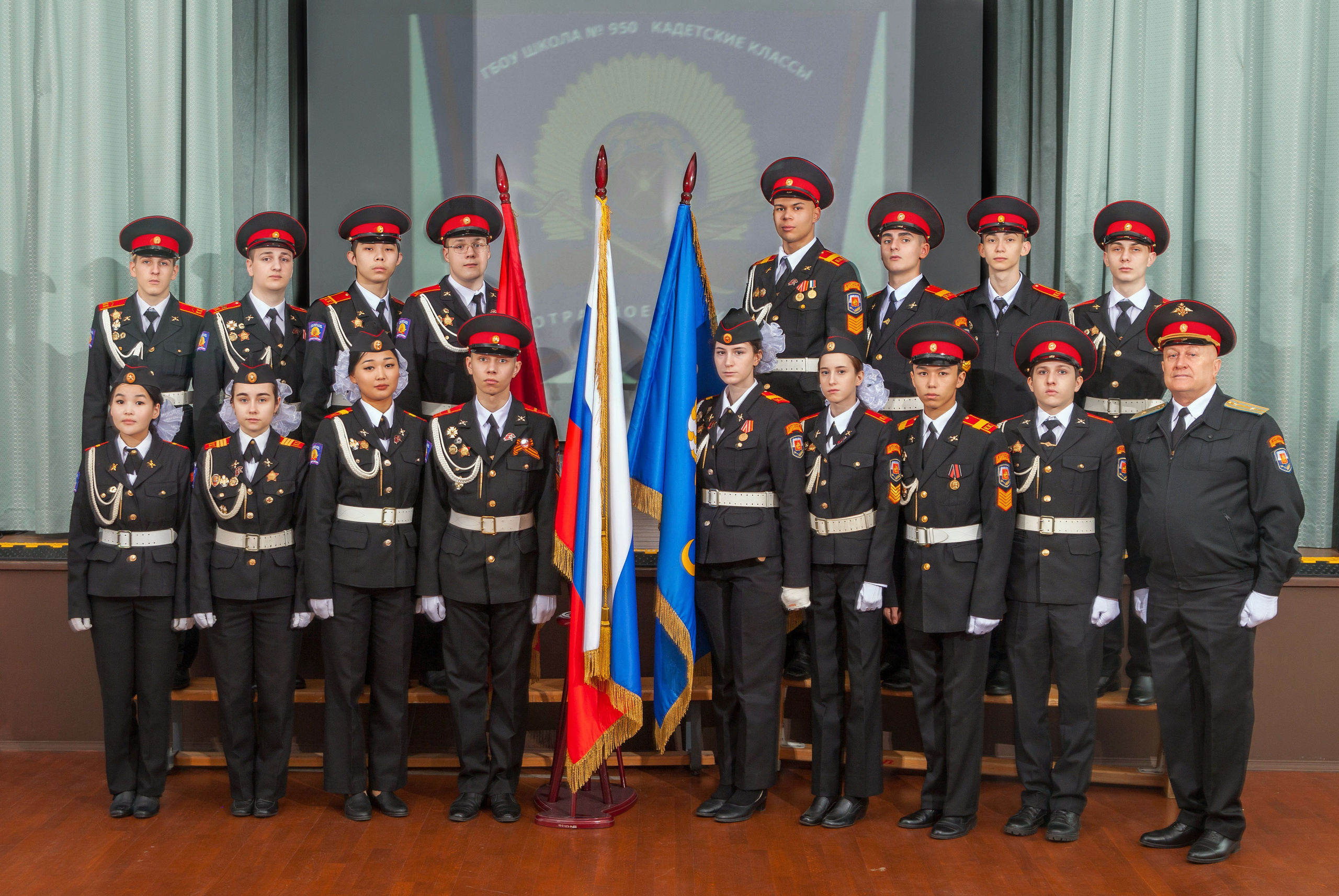 Общая фотография 11 кадетского класса снятая в актовом зале школы