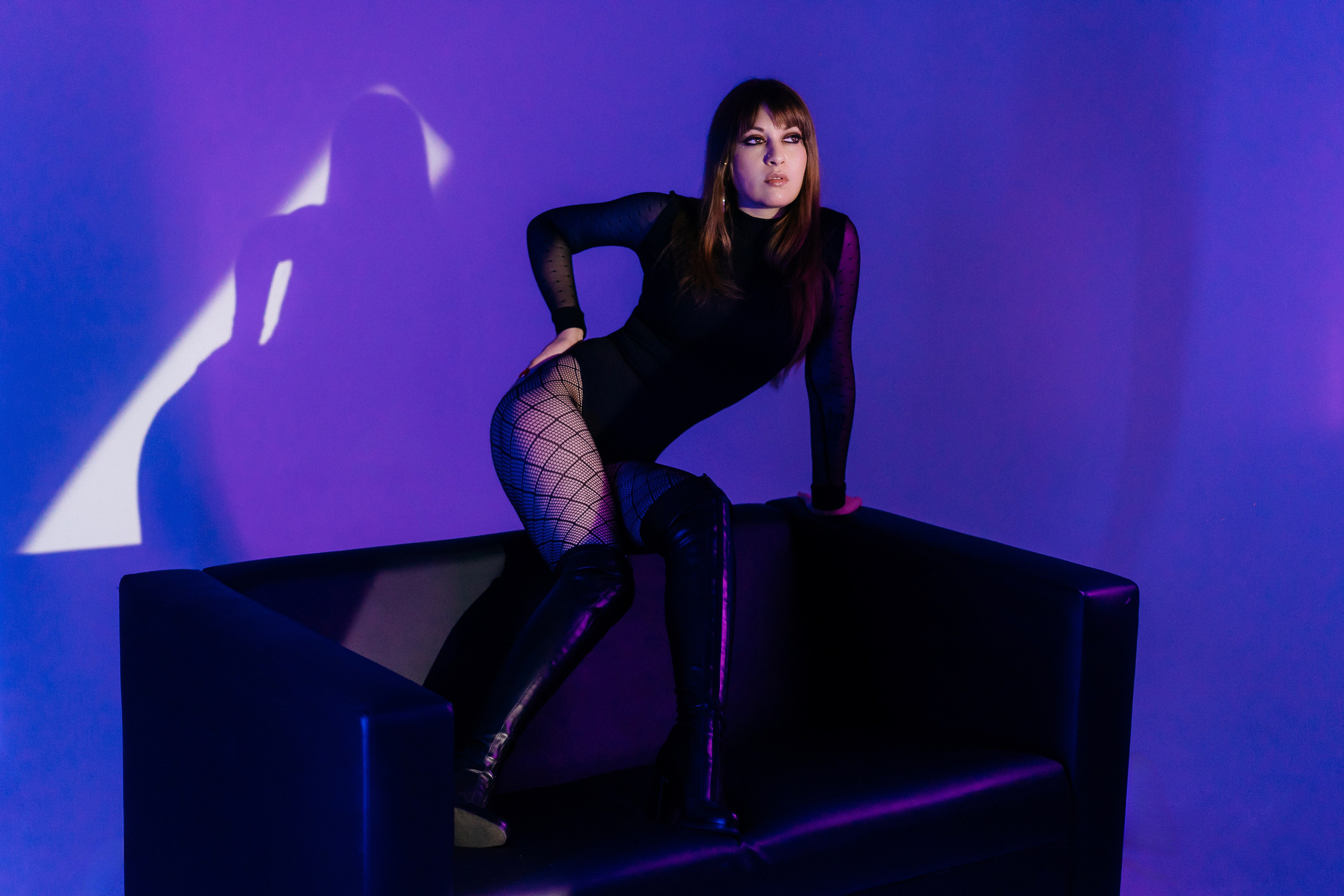 Фотосессия в неоновом свете в фотостудии. Фотограф и видеограф Смоленск | Студия Цезарь