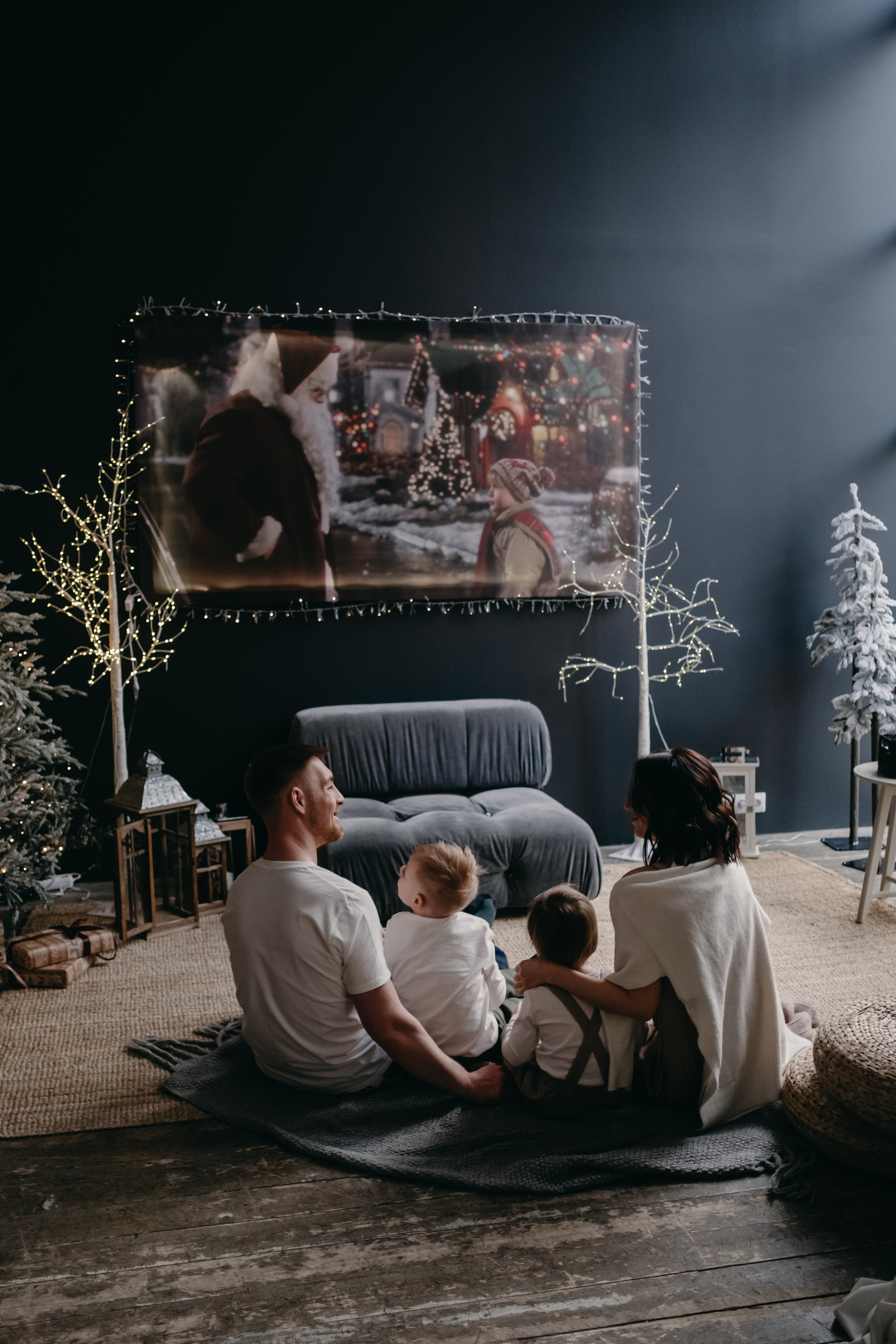 Семья, кино, попкорн, новогодняя атмосфера