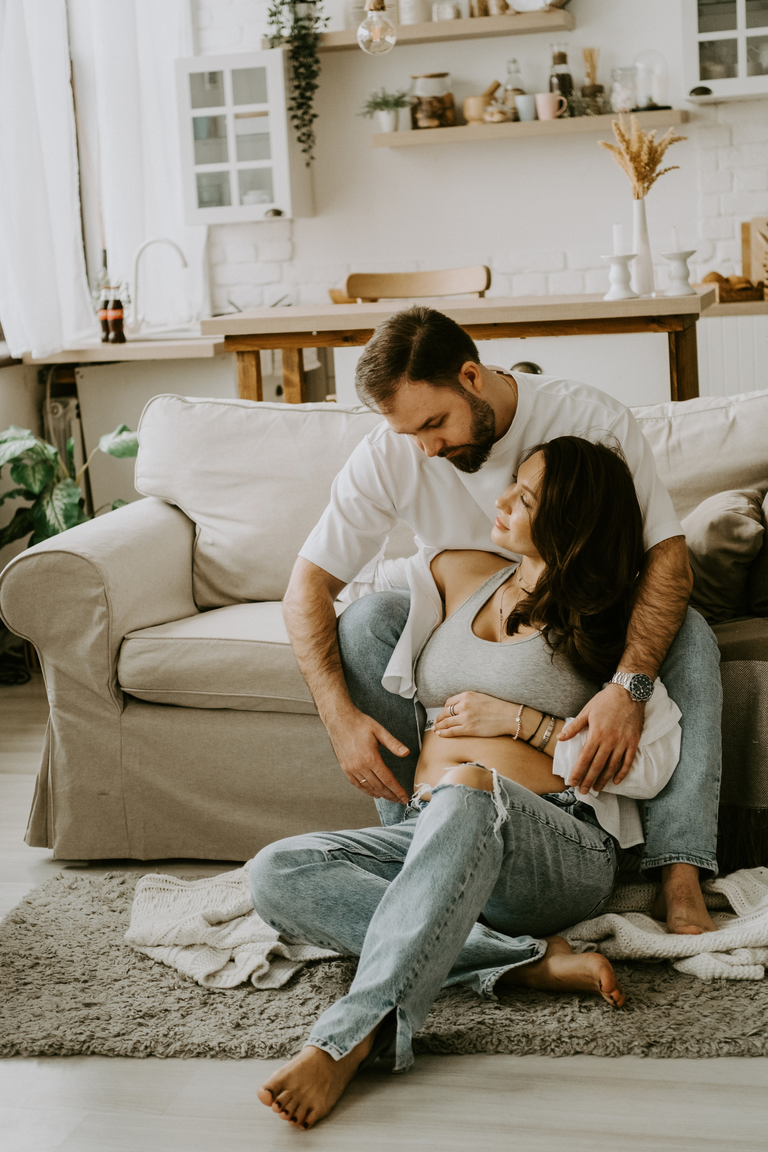 пара сидит на диване интересные позы для фотосессии