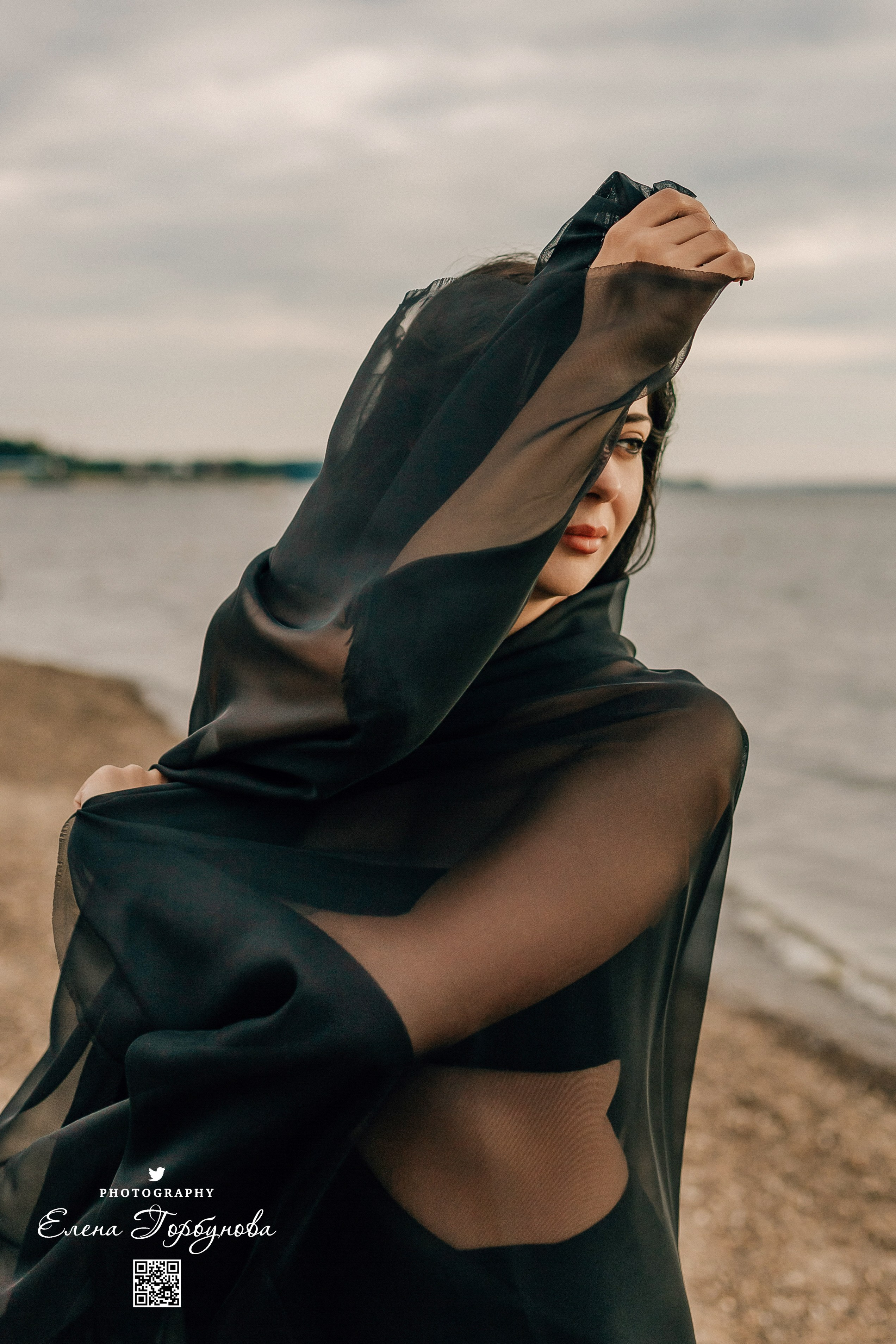 Черная серия с тканью. Набережная. Александра и Таисия. Июль 2025 г. Фотограф Пермь. Свадьбы. Семья и дети, школа, д. сад. Фотокниги