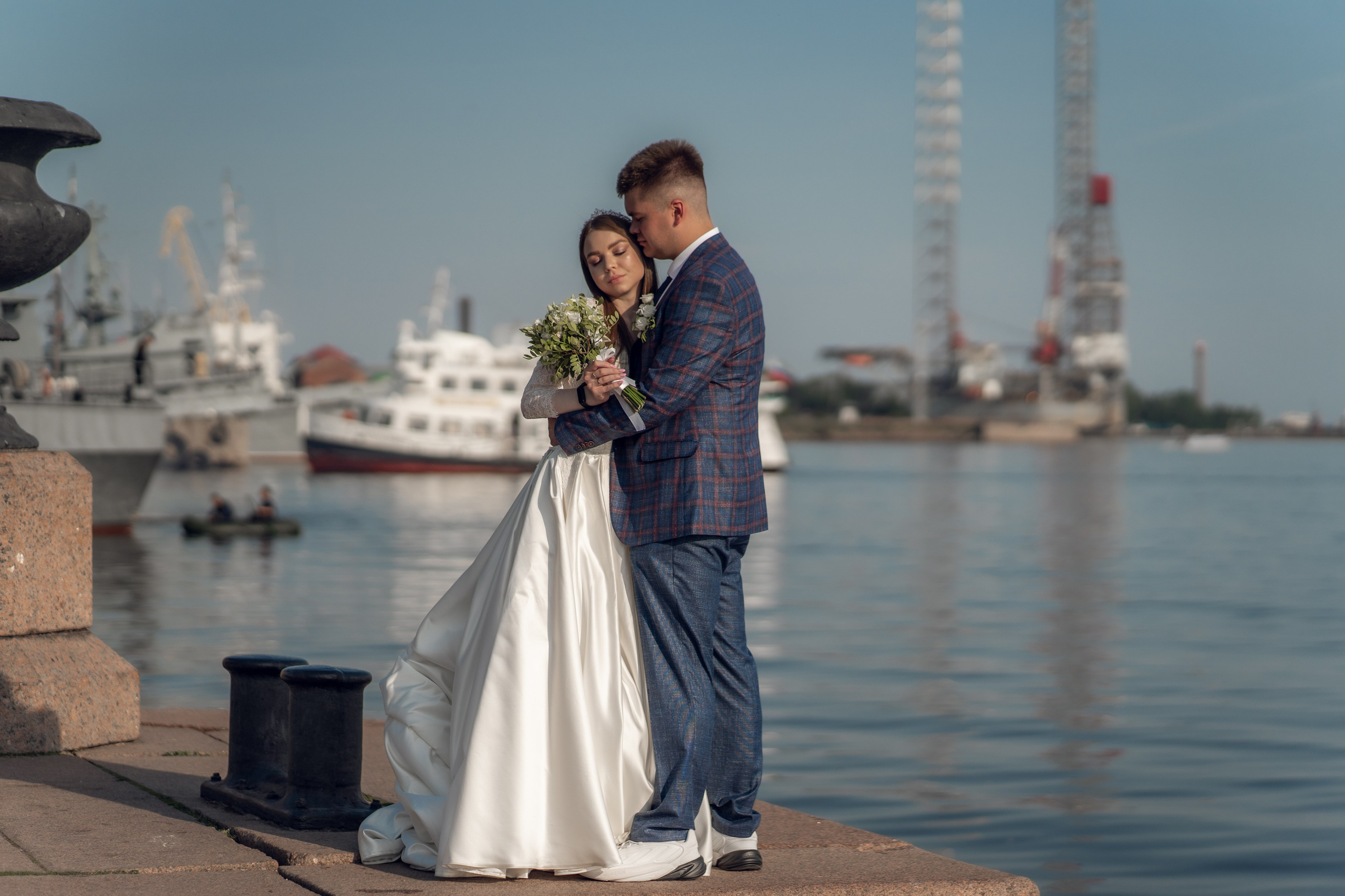 Красивые места для свадебной фотосессии летом в Санкт-Петербурге. Свадебный фотограф Александр Невский в Санкт-Петербурге
