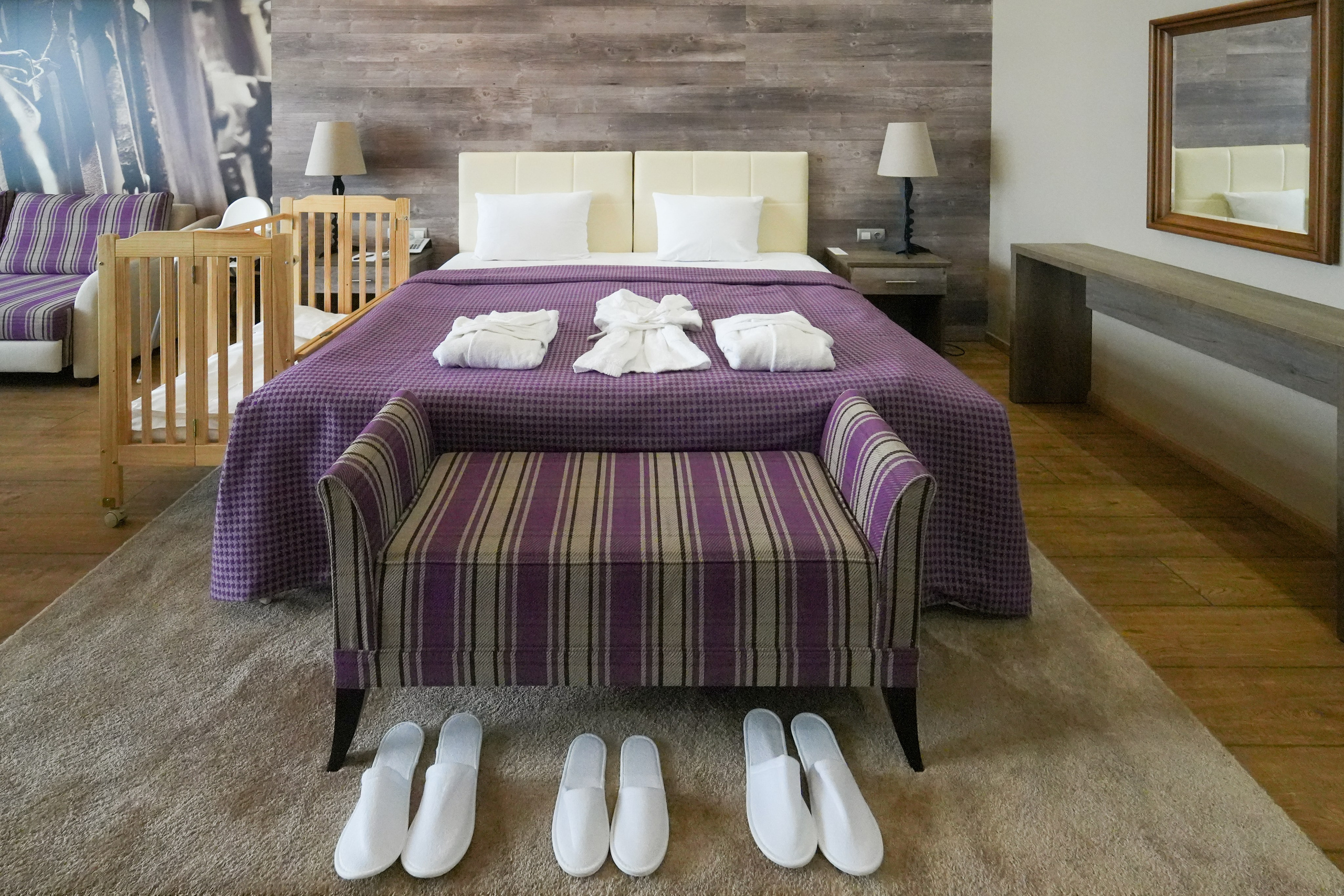 Номер полулюкс в отеле 1389 Газпром Поляна с детскими принадлежностями. Репортажный фотограф в Красной Поляне и Сочи Павлюченко Екатерина