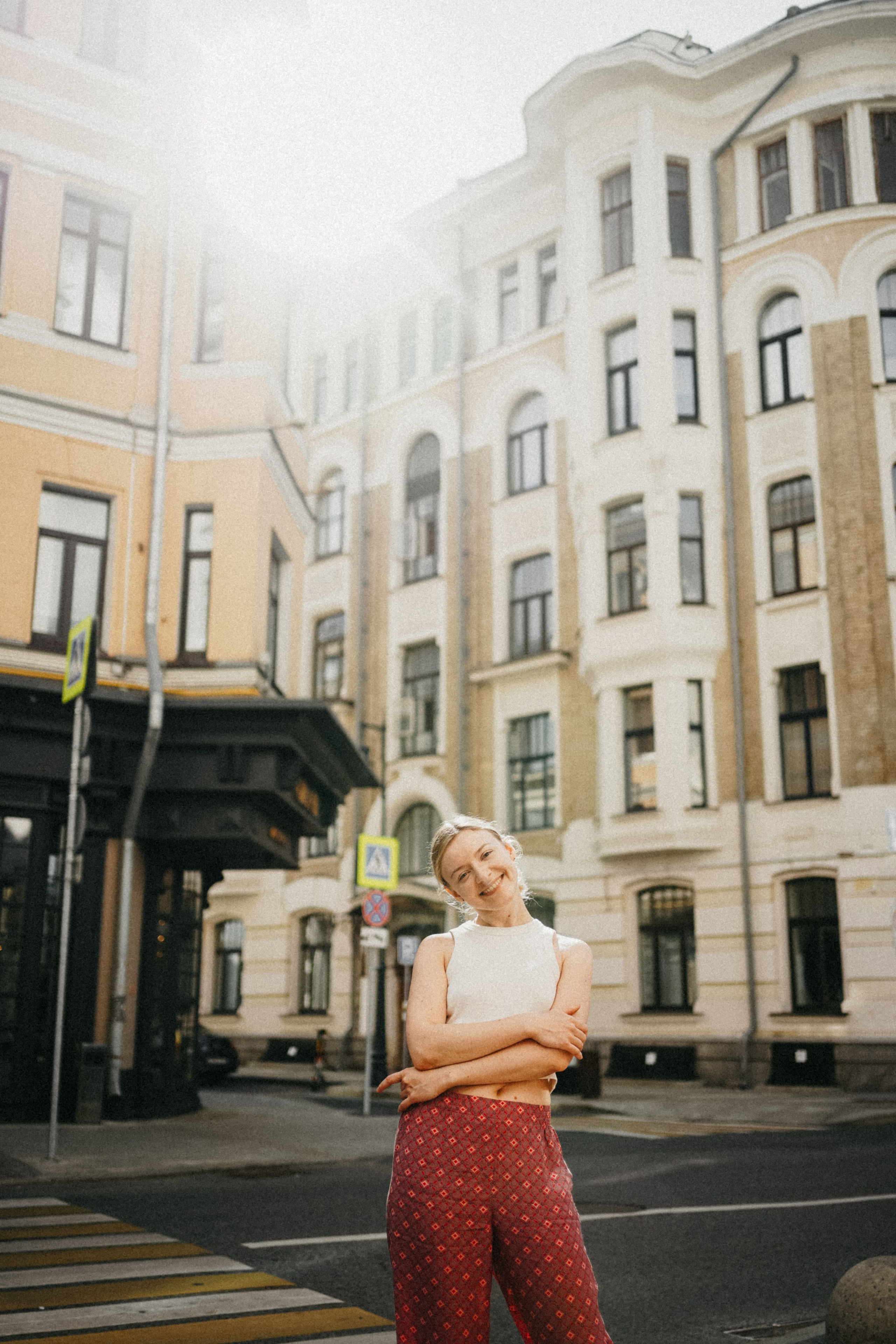 Девушка по городу шагает босиком. Фотограф Наталья Колганова