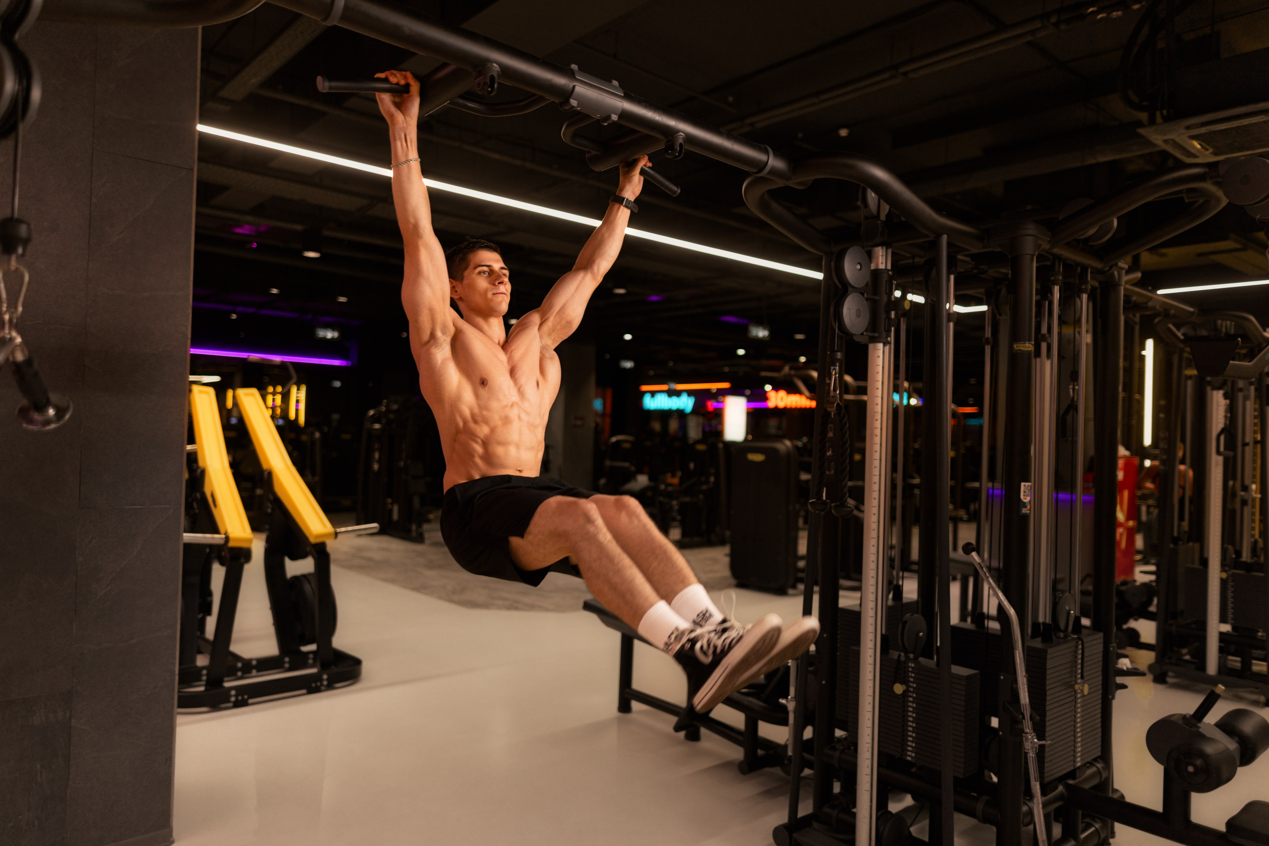 Фотосет в Владом в тренажерном зале для контента. Дмитрий Шульгин, портретный фотограф в Воронеже