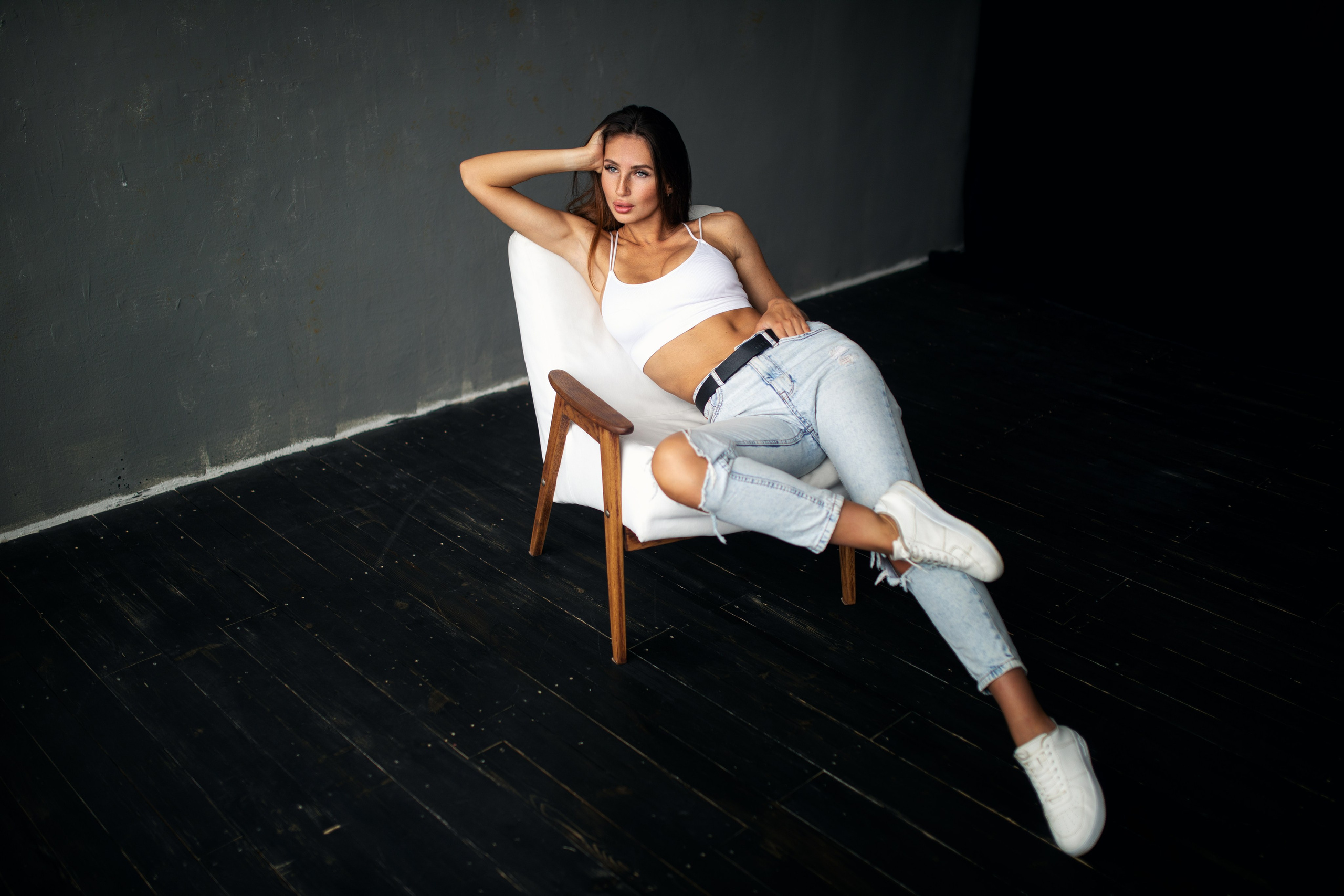 Съемка с Викторией в студии с минимальным интерьером в формате для «себя»