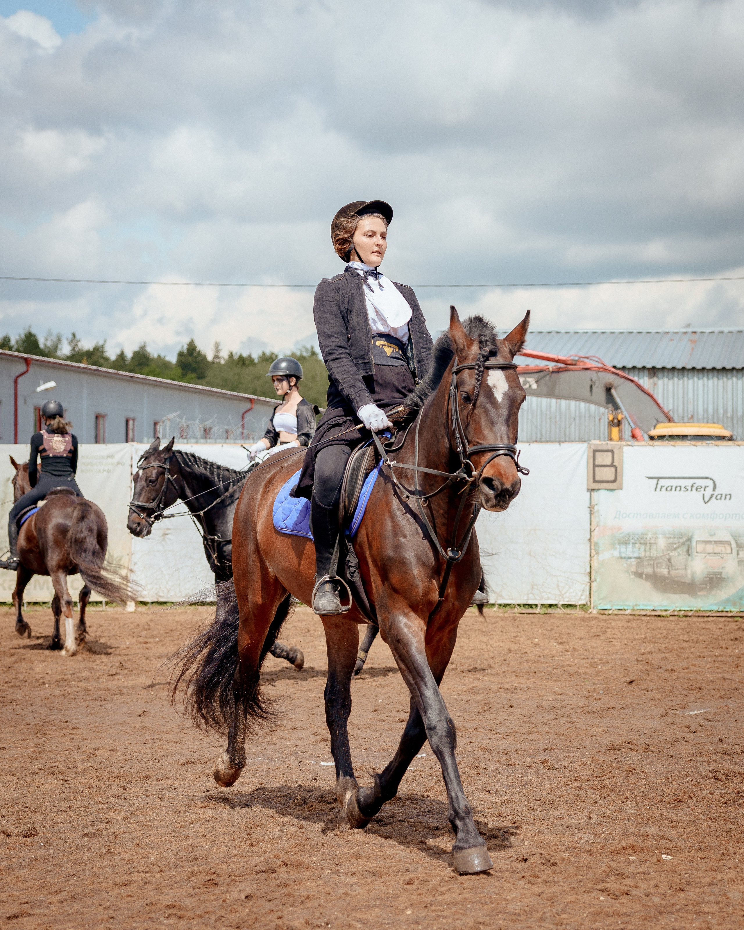 Конный клуб Горки. Портретный и семейный фотограф в Москве/Видное