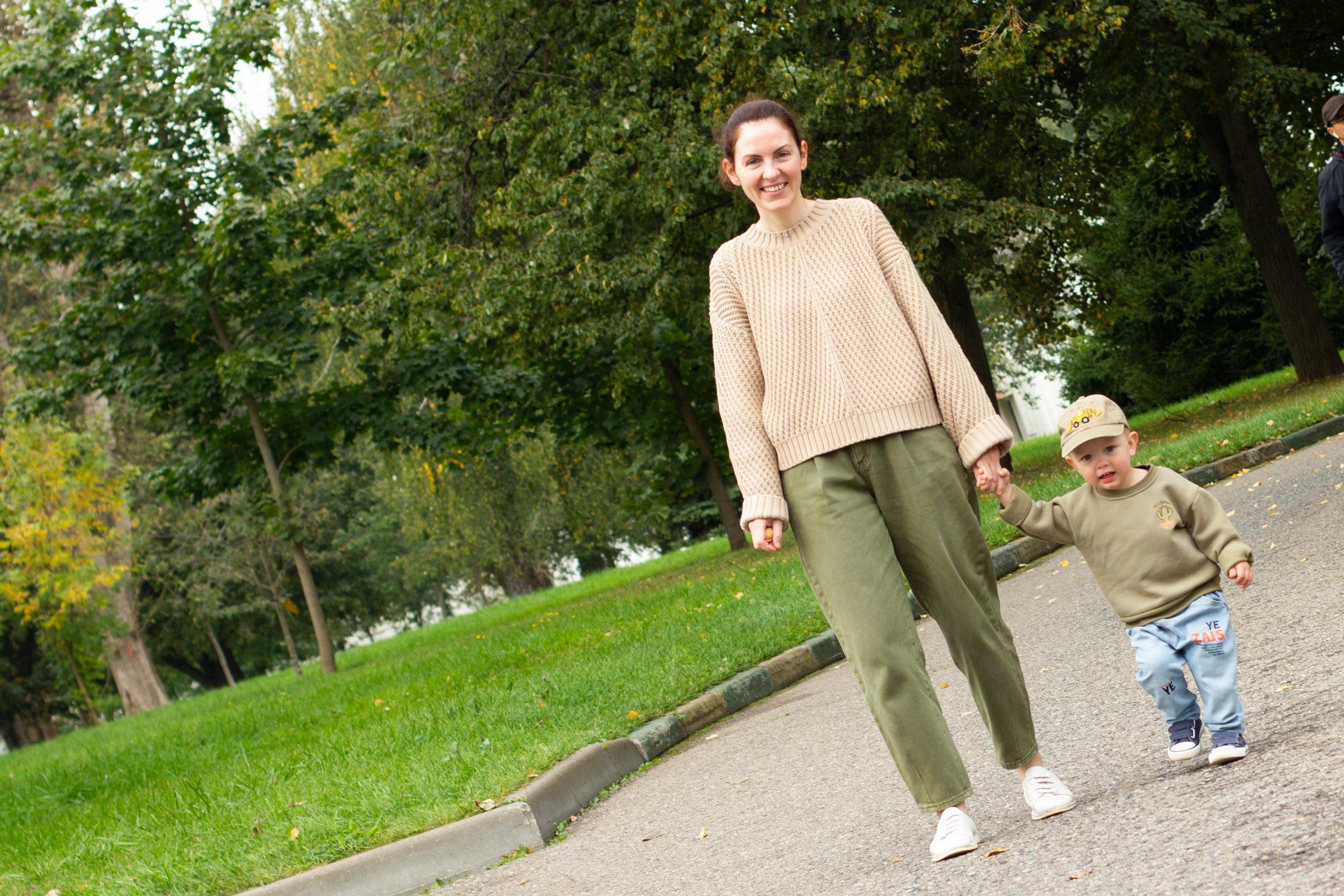 Уличная фотосессия мама и малыш. Детский и семейный фотограф в Москве и МО